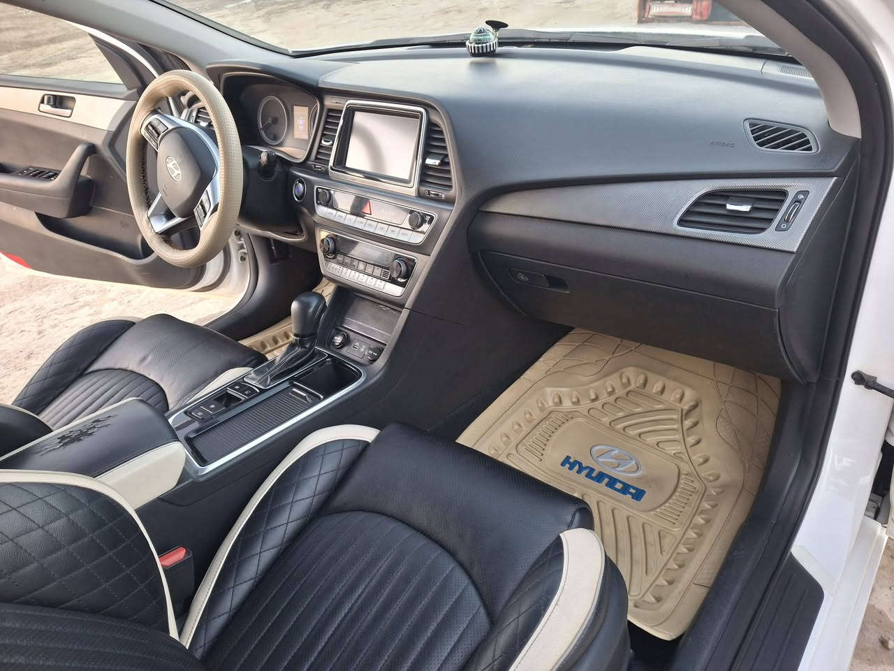 سوناتا 2020 غاز بلاد مكفوله ماعدا ثقوب القماره من كوريا وشويه خدوش 
فووول مواصفات للاخير رادار جانبي وامامي وخلفي 
كشن جلد حضن بلاد وكشن سائق كهرباء وتدفئه وتبريد بل كشن 
بصمه تبريد بيانو شاشه جبير بلاديه ***********
(رقم بابل__  ومكاني بل كوت ) سعر (182) سونار مرفق بنشر
