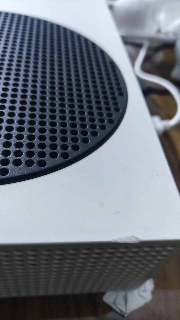XBOX SERIES S
🟢الاصدار : 2022
🔵الحالة : جديد حرفيا ، متروك لفترة طويلة ، عدد ساعات اللعب اقل من 200 ساعة 
🟡الأضافات : حساب گيم باس التمت شهر ونصف + حساب مشترك يحوي العاب قوية ( روكستاز + كول اوف ديوتي السلسلة + هواي بعد تقريبا 15+ لعبة )
🔴الملحقات : كل الملحقات كاملة (كارتونة ، يدة ، وايرات ) + لمن اشتريته ما جان وياه واير لليدة رحت اشتريت واير خوش نوعية بس طوله قصير للأمانة بس ما مأثر .
🟤سبب البيع : اريد احول بي سي 
⬜شرح مفصل عن حالة الجهاز : الجهاز متروك فترة طويلة ، لهذا الگفر متعرض لغبار ( يتنظف بسهولة مع منظفات كحول والخ ) واكو حافتين مشخوطات ( مثلومات ) بشكل خفيف ما يأثر على شكل ولا اداء الجهاز .  الاداء جربته بأكثر من لعبة قوية ، ماكو حرارة ، ماكو صوت نهائيا ، 
🟪ميزة نظافة اخرى : الجهاز لمن ما العب بيه اغطيه لأن اخاف عليه من التراب .
🟧نصيحة : الجهاز يعتبر جديد ، احسن مما تاخذ جهاز قد يحتاج تبديل معجون حراري والخ ، هذا الجهاز نظيف واخو الجديد ما يحتاج لأي اصلاحات نهائيا ، والحساب والالعاب جاهزة . 
اي استفسار واسئلة اخرى راسلني خاص 💙 
🟩التوصيل : التوصيل متوفر لجميع المحافظات 7 ونص ( الله شاهد هو 15 بس اني تقاسمته وياكم ، شركة الوسيط بعد لازم علمود الأمان وضمان وصول الجهاز سليم لك )

سعر الجهاز: 400 ألف دينار عراقي 🧡


**إذا كنت صاحب هذا الإعلان وتريد حذفه لأي سبب، رجاءا أرسل رسالة إلى الدعم الفني**