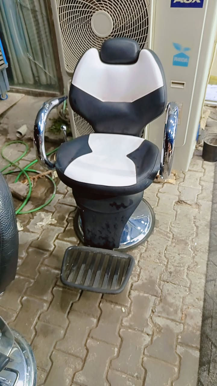 للبيع كراسي حلاقه مكاني نجف ***********
