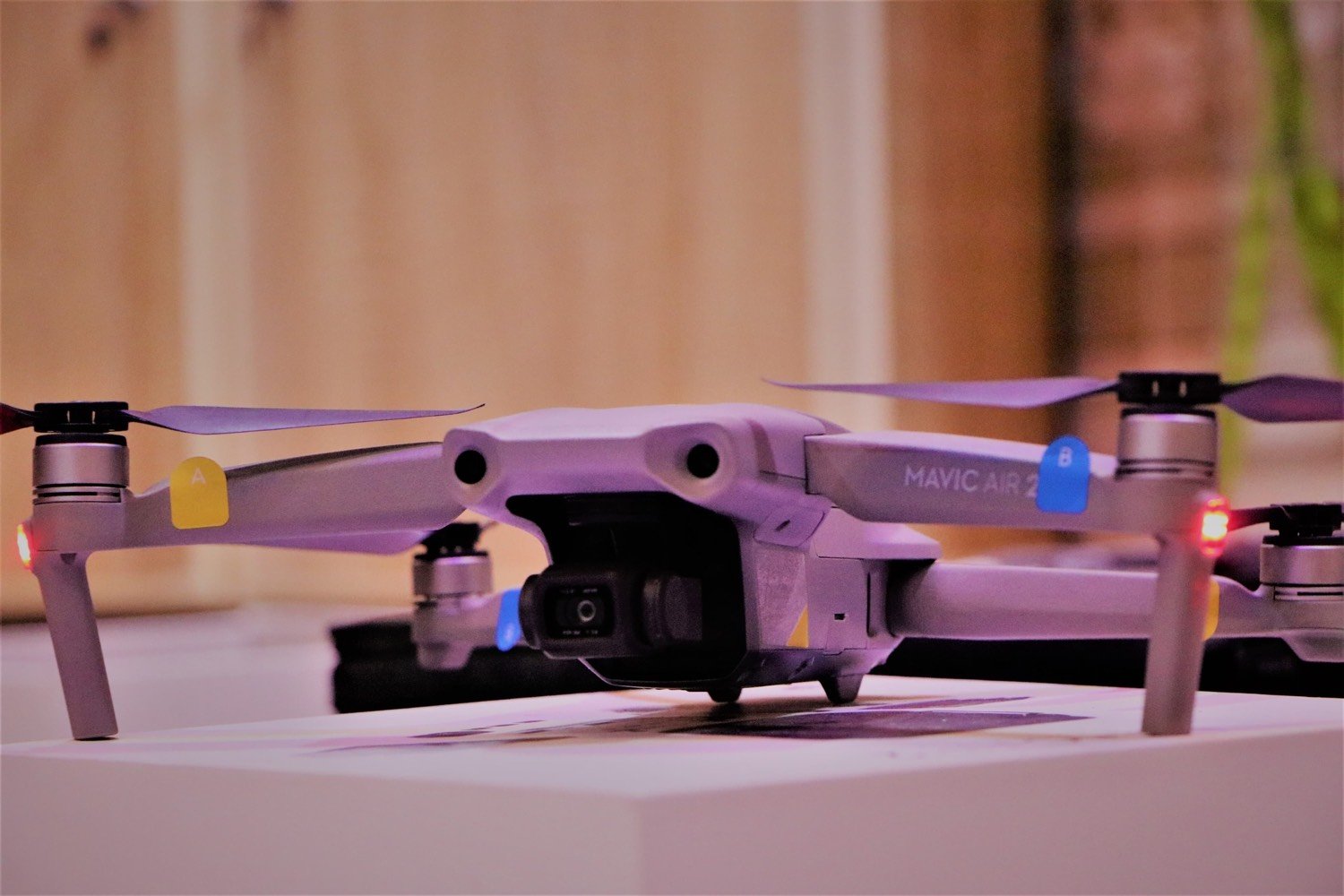 درون للبيع 


DJI Air 2 Combo 
مستعمل نظافة ٩٩٪؜
وحش دي جي اي المحبوب المرغوب القوي الي يتحمل هوه وحر وتراب ومايهتم إلى اي شي 
اير تو اس 
مكاني كركوكً 
السعر السعر السعر السعر السعر 
مع ريمون عادي 800 بي مجال للشراي 
***********
الملحقات 
الدرون
باطارات ٣ 
شاحنه
حقيبة مقسمة
المواصفات 
‏اندي  فلتر
طائرة **DJI Air 2S** تُعتبر واحدة من أنجح الطائرات التي قدمت توازناً ممتازاً بين الحجم المدمج والأداء الاحترافي، والفضل الكبير في ذلك يعود لامتلاكها مستشعراً كبيراً بحجم 1 بوصة.
إليك أبرز المواصفات التقنية الكاملة للطائرة:
### الكاميرا وجودة التصوير
 * **المستشعر:** CMOS بحجم 1 بوصة (1-inch) بدقة 20 ميجابكسل.
 * **جودة الفيديو:**
   * تصوير بدقة **5.4K** بسرعة تصل إلى 30 إطاراً في الثانية.
   * تصوير بدقة **4K** بسرعة تصل إلى 60 إطاراً في الثانية.
 * **معدل البت (Bitrate):** يصل إلى 150 ميجابت في الثانية لضمان تفاصيل دقيقة.
 * **الألوان:** تدعم عمق ألوان 10-bit بملفات تعريف **D-Log** و **HLG**، مما يعطي مرونة هائلة في التعديل وتلوين الفيديو (Color Grading).
 * **التقريب الرقمي (Zoom):** يدعم حتى 4x عند التصوير بدقة 4K و 8x عند التصوير بدقة 1080p.
### الأداء والبطارية
 * **وقت الطيران:** يصل إلى **31 دقيقة** كحد أقصى في الظروف المثالية.
 * **الوزن:** **595 غرام** (مما يجعلها مستقرة جداً في الهواء ومقاومة للرياح حتى المستوى الخامس).
 * **السرعة القصوى:** تصل إلى 19 متر/ثانية (حوالي 68 كم/ساعة) في الوضع الرياضي (Sport Mode).
 * **المقاومة للرياح:** حتى 10.5 متر/ثانية.
### البث والتحكم
 * **نظام البث:** **O3 (OcuSync 3.0)** الذي يوفر بثاً ثابتاً بدقة 1080p.
 * **المسافة القصوى للبث:** تصل إلى **12 كم** (وفقاً لمعيار FCC) أو **8 كم** (وفقاً لمعيار CE).
 * **الترددات:** تعمل على ترددي 2.4 جيجاهرتز و 5.8 جيجاهرتز مع تبديل تلقائي لمنع التشويش.
### الأمان والذكاء الاصطناعي
 * **مستشعرات العقبات:** استشعار في **4 اتجاهات** (الأمام، الخلف، الأعلى، والأسفل)، مما يمنحها أماناً كبيراً أثناء الطيران في الأماكن الضيقة أو الغابات.
 * **نظام التوجيه:** **APAS 4.0** (نظام مساعد الطيار المتقدم) لتفادي العقبات تلقائياً وبسلاسة أثناء الطيران السريع.
 * **ميزات التتبع:** نظام **FocusTrack** الذي يشمل (ActiveTrack 4.0 و Point of Interest 3.0 و Spotlight 2.0).
 * **ميزة MasterShots:** ميزة ذكية تقوم بتنفيذ مجموعة من الحركات الجوية الاحترافية وتصوير لقطات مختلفة للمجسم وضغطها في فيديو قصير جاهز للمشاركة بضغطة زر واحدة.
 * **أنظمة تحديد المواقع:** GPS + GLONASS + GALILEO.
 * **ميزة التنبيه بأجواء الطيران (AirSense):** نظام استقبال ADS-B لتنبيه الطيار في حال وجود طائرات مأهولة أو مروحيات قريبة في المنطقة.
### التخزين
 * **الذاكرة الداخلية:** تأتي بذاكرة داخلية سعة **8 جيجابايت**.