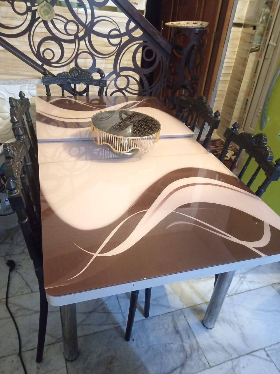 السلام عليكم ميز طعام كامل نضيف جداً مع الكراسي سعره ١٢٥ وبي مجال
***********
