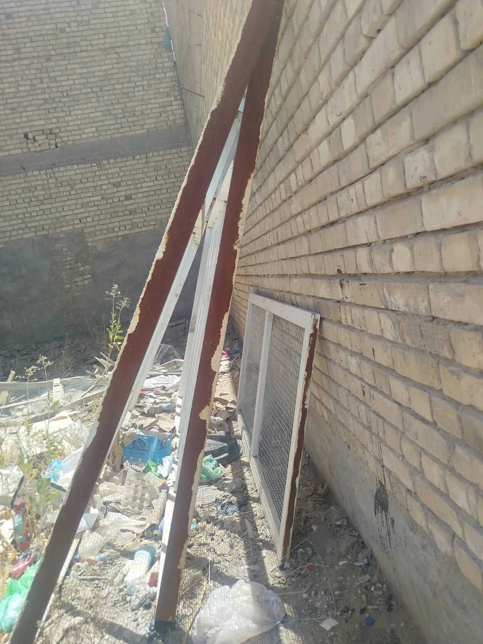 سلام عليكم جام خانه للبيع قياس العرض ٥ والارتفاع ٣و٣٠ سم استخدام قليل شغل درجه اولى اني مفصلها الى نصفين لغرض نقلها لان جبيره السعر ٣٠٠ المكان نجف للاستفسار الاتصال ***********
