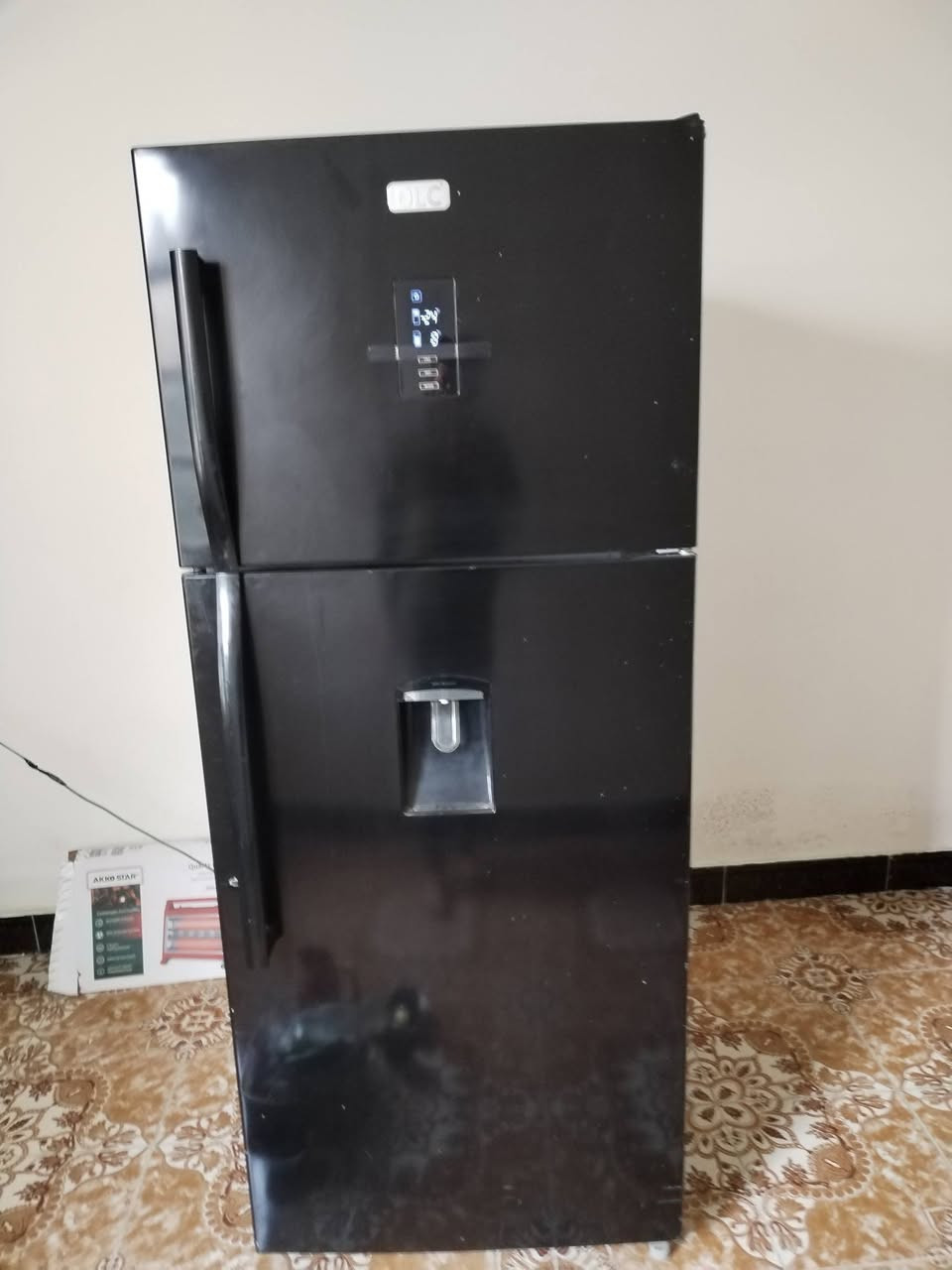 للبيع بيها خلل تفصل لحالها اله شغلها من المس بيدك بخاخ وجمد بنفس الوقت ***********
