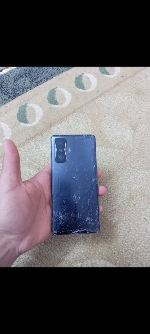 السلام عليكم
بوكو إف 4 جي تي /poco F4GT 

ذاكرة 256 

عشوائية 20

معالج سناب دراجون 8 الجيل الأول( معالج فلاكشب) 

بطارية 4900 شاحنة 120 واط (يشحن من الصفر لل100 ب17 دقيقة بالضبط) ملحقاته الكفر والشاحنة والباكيت 

بيه شفتات بالشاصي  للالعاب 

يصور 4k 60 فريم 

ويدعم 120فريم ببجي 

***********
