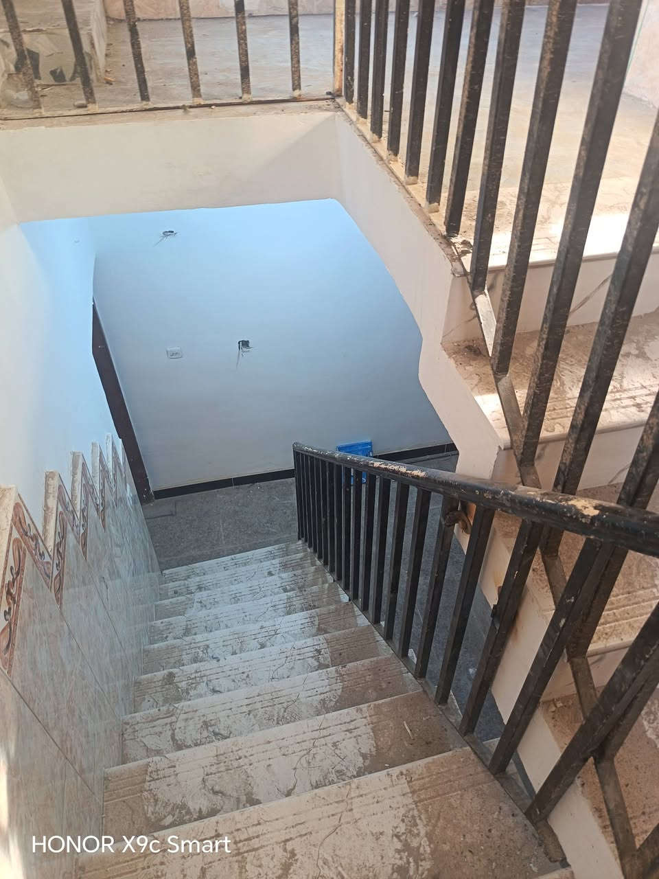 عقار للبيع مساحة ١٢٠م /واجهة ٦يتكون من صالة مطبخ /وهول / وغرفة نوم وخدمات جوة وفوك غرفة  وخدمات موقع ممتاز شهداء البياع قرب شارع العام وشارع ١٢متر  /اي الاستفسار على هذا الرقم ***********
