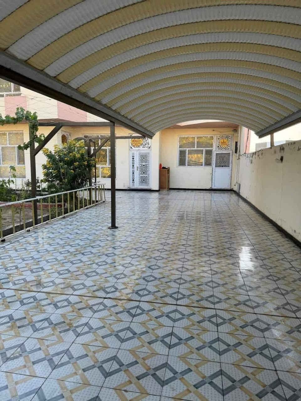 دار للبيع 🏠
زراعي سند 25 كافة الخدمات تبليط / ماء / كهرباء
المساحه 550 متر الوجه 15.5 متر البناء 250 متر طابقين
بناء حديث 2023 يحتوي على 
كراج سياره + حديقه اماميه + حديقه خلف البناء
غرف نوم عدد 5 
مطبخ حار 
مطبخ بارد
كلدور
استقبال 
مجمع صحيات خارجيه + داخليه
زوير الغربي تقسيم حسين مارينا الجديد
شارع زوير - سنجار
***********
