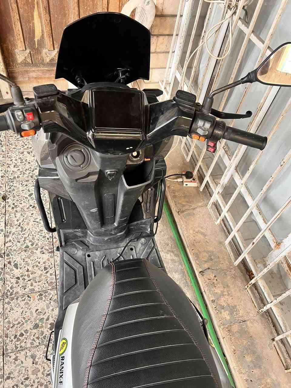 السلام عليكم دراجة اباتشي مدرع 2025 بطارية ليثيوم 50 امبير عقل 2000 ماشية 5000 جديدة وقوية ماخذهة من مؤيد طيارة مبدل بية بس يدة مال سرعة سعر 1050 مستعجل للاتصال ***********
