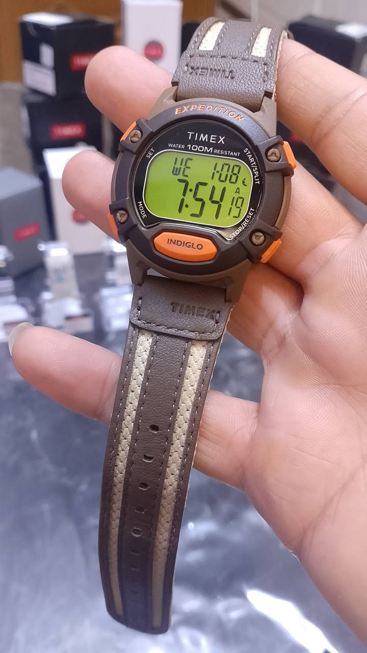 Timex Expedition CAT5 
ثلاث اللوان متوفر جديد مع العلبة والملحقات 
 مواصفات ومميزات تجعلها مناسبة للاستخدام اليومي والأنشطة الخارجية. 
مقاومة الماء: مقاومة للماء حتى عمق 100 متر (330 قدم)، مما يجعلها مناسبة للسباحة والغطس السطحي. 
الإضاءة الليلية (INDIGLO): تتميز بتقنية الإضاءة الليلية Indiglo التي تضيء المينا بالكامل لرؤية واضحة في الظلام. 
المؤقتات:
كرونوغراف (ساعة إيقاف) بسعة 100 ساعة مع أوقات اللفة والانقسام. 
مؤقت للعد التنازلي لمدة 24 ساعة. 
المنبه: تحتوي على 3 منبهات يومية أو في أيام الأسبوع أو عطلة نهاية الأسبوع مع خاصية الغفوة لمدة 5 دقائق. 
العرض:
شاشة رقمية بلون أخضر فاتح مع عدسة من الأكريليك. 
عرض الشهر واليوم والتاريخ. 
وضع عرض الوقت بنظام 24 ساعة (التوقيت العسكري) ومنطقتين زمنيتين. 
التصميم والمواد:
هيكل من الراتنج (البلاستيك) بقطر 41 ملم. 
سوار من القماش والجلد


**إذا كنت صاحب هذا الإعلان وتريد حذفه لأي سبب، رجاءا أرسل رسالة إلى الدعم الفني**