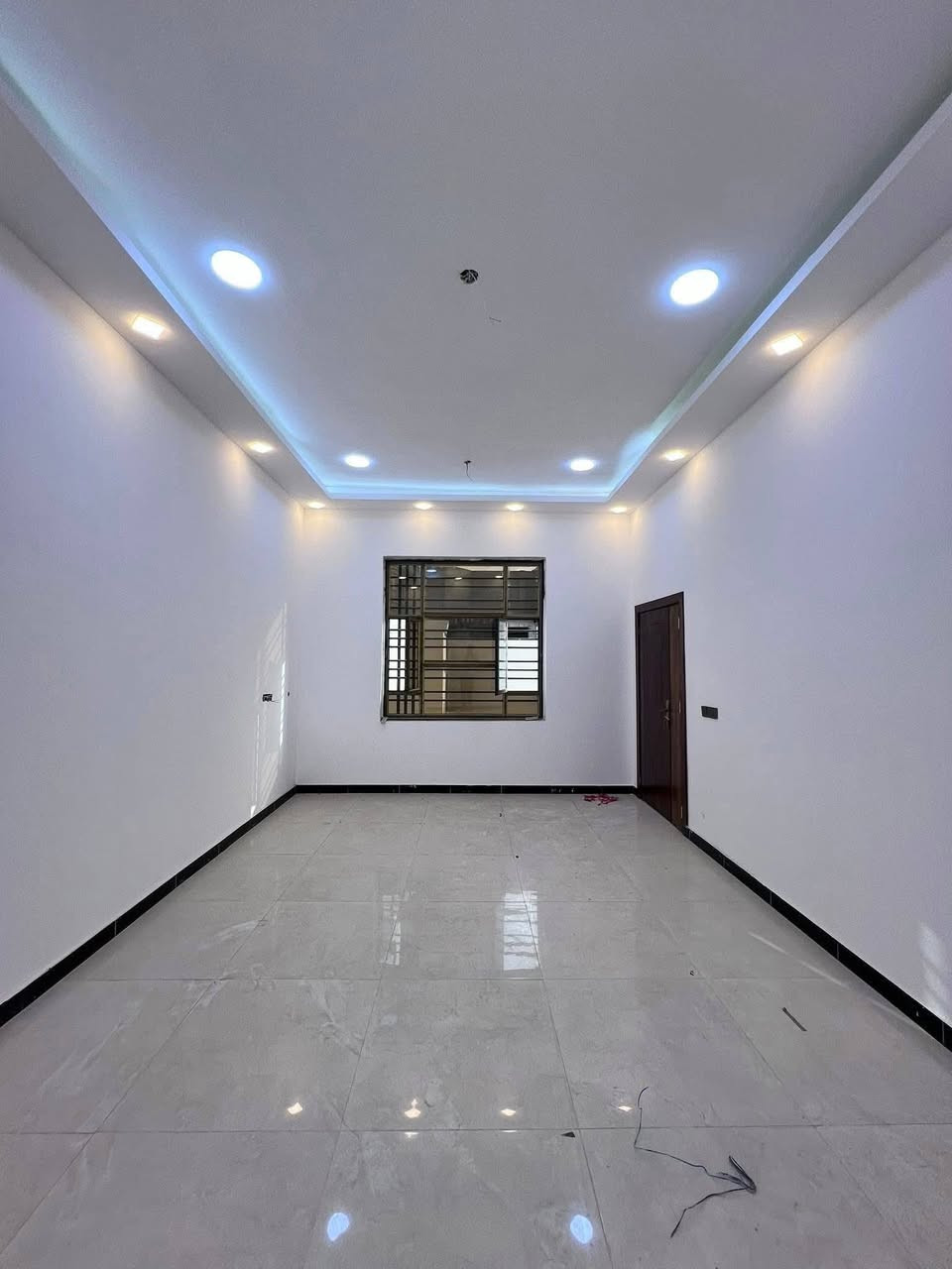 مميزات هذا البيت تختلف ☺️🏠
#المساحة :: 250م / شارع تبليط 10م
يحتوي على #ثلاث_غرف_منام
ملك صرف زراعي عراقي نموذج 25
تقابل صاحب الأرض مباشرتاً .
#الموقع :: البصرة - ابي الخصيب - السبيليات الغربية
مقابل الطابو صرف قرب طريق الوسطي .
#يمتاز_بخارطة_تحت_اشراف_هندسي_متميز .
للبيت مدخلين :: #مدخل كلدور 🚪 # مدخل مطبخ 🚪
▪️نضام سقف شغل البيت #جبس_بورد 
▪️نضام شغل جدران المطبخ والصحيات #بورسلاين 
▪️نضام شغل الدرج #مرمر_ثقيل .
#يحتوي :: كراج واسع - صحيات ضيوف خارجية مشترك
كلدور - استقبال - مطبخ - صالة واسعة منعزلة - درج 
موزع - مناور عدد 2 - صحيات داخلية مشترك 
ثلاث (3) غرف منام .
#الخدمات_الخاصة :: مغاسل - خلاطات - خزانات ماء 
#الخدمات_العامة :: ماء - كهرباء - شارع تبليط 10م
مؤسسات حكومية وأهلية - منطقة سكنية بالكامل .
كل هاي التفاصيل خليها بظهرك وتعال شوف .
#السعر_المطلوب :: 140 مليون قابل للتفاوض .
#للأستفسار :: اتصال / واتساب :: ***********سجاد لعويني
@@@@
