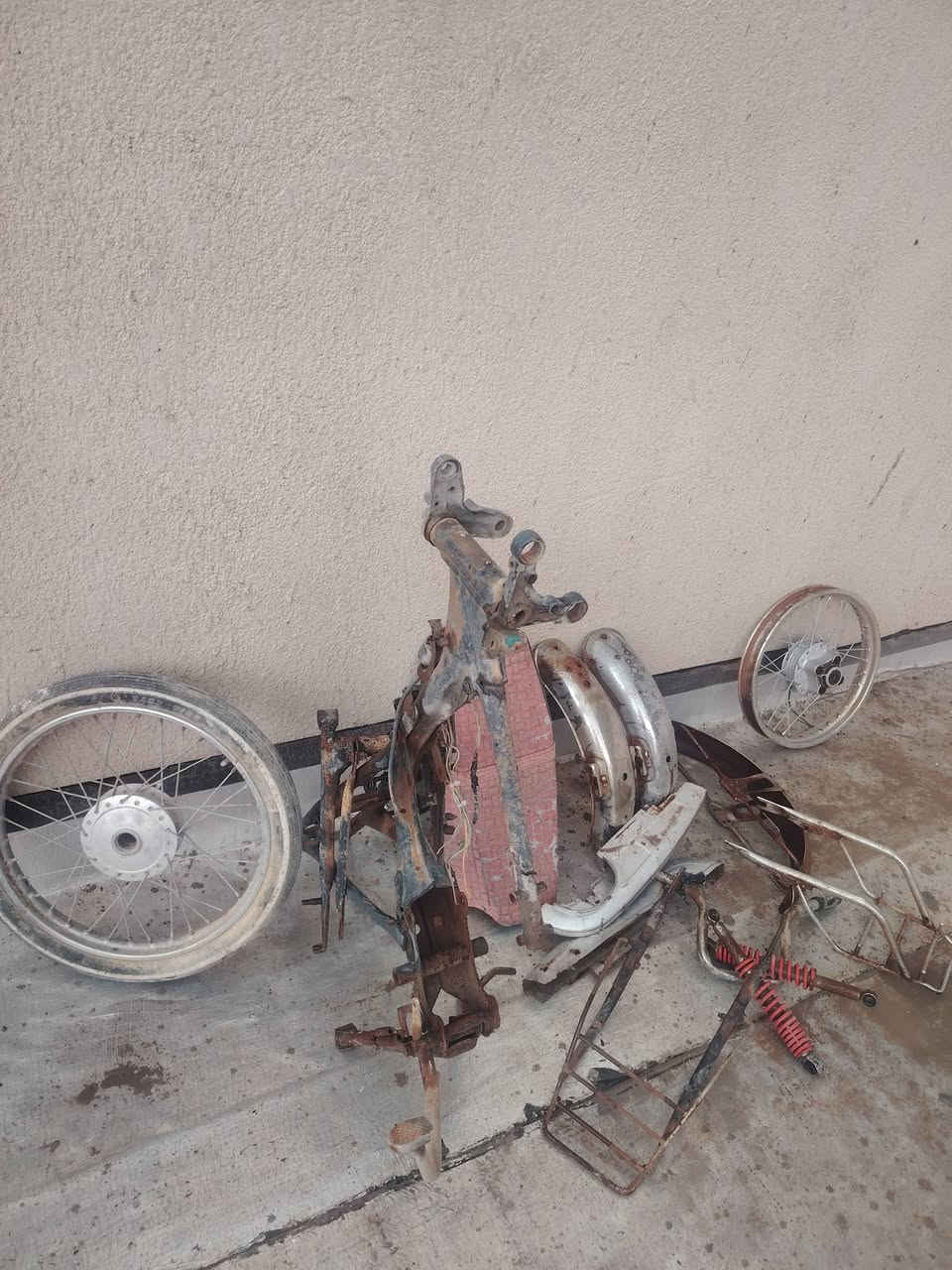 غراض للبيع وشاصي أدوات ب٨٠ رقمي ***********
الشاصي ب٨٠ أدوات 
ويلات زوج ب٢٠
دبلات صدر كامل ب١٥
الكشن ب١٠
ومداكر الواحد ب٤
التانكي ب١٠
السله ب٧ لوحده
قبق زنجيل لواحد ب٤
دبلات خلفيه ب٧
ماشات خلفيه لوحده ب١٠
