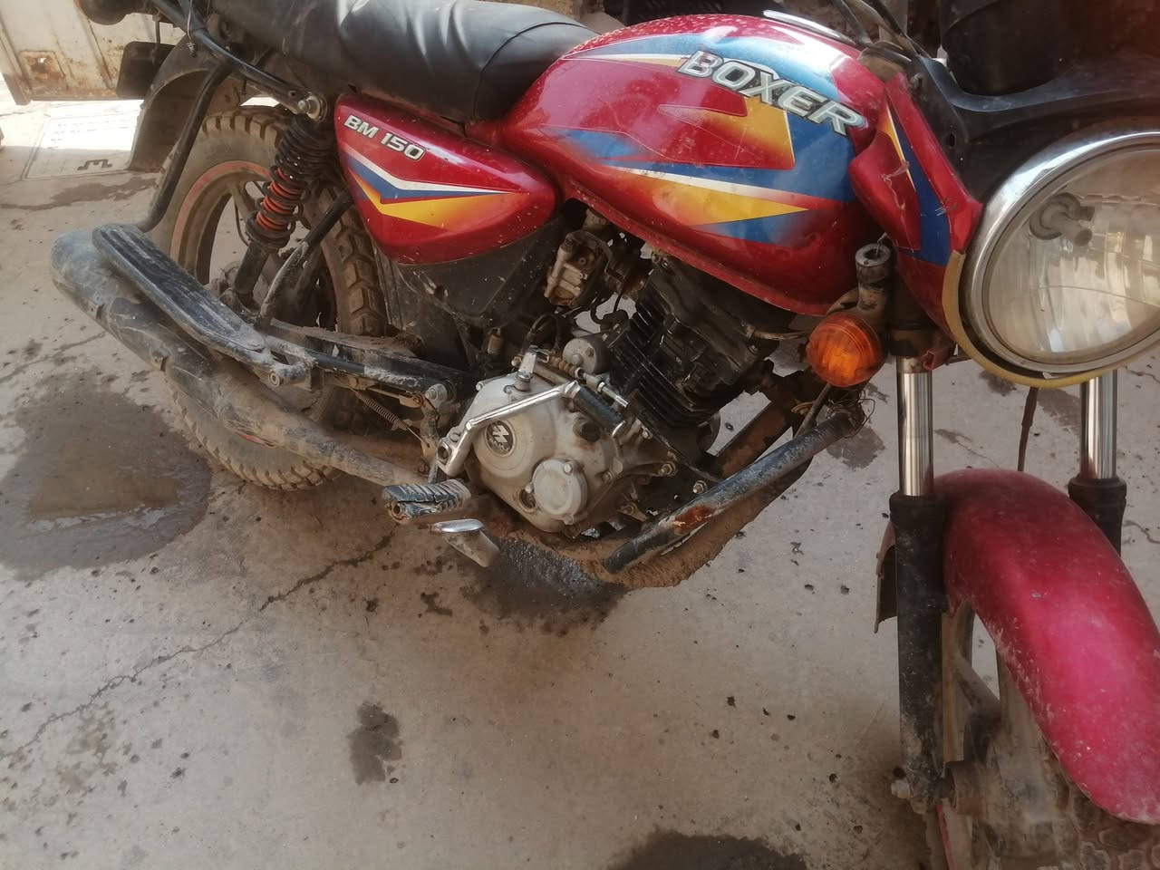 السلام عليكم.... من بعد أدمن الكروب الطيب...... بوكسر موديل 20 كلاسك أوراق فقط بسمي.عندي تانكيها  البانزين إسم زرف من جوة بس من افول ها اتضل تنزل بس بصورة قليل جدا
أيدها 800 وبيها مجال الى700 حك الجية
هذا رقمي. ***********
