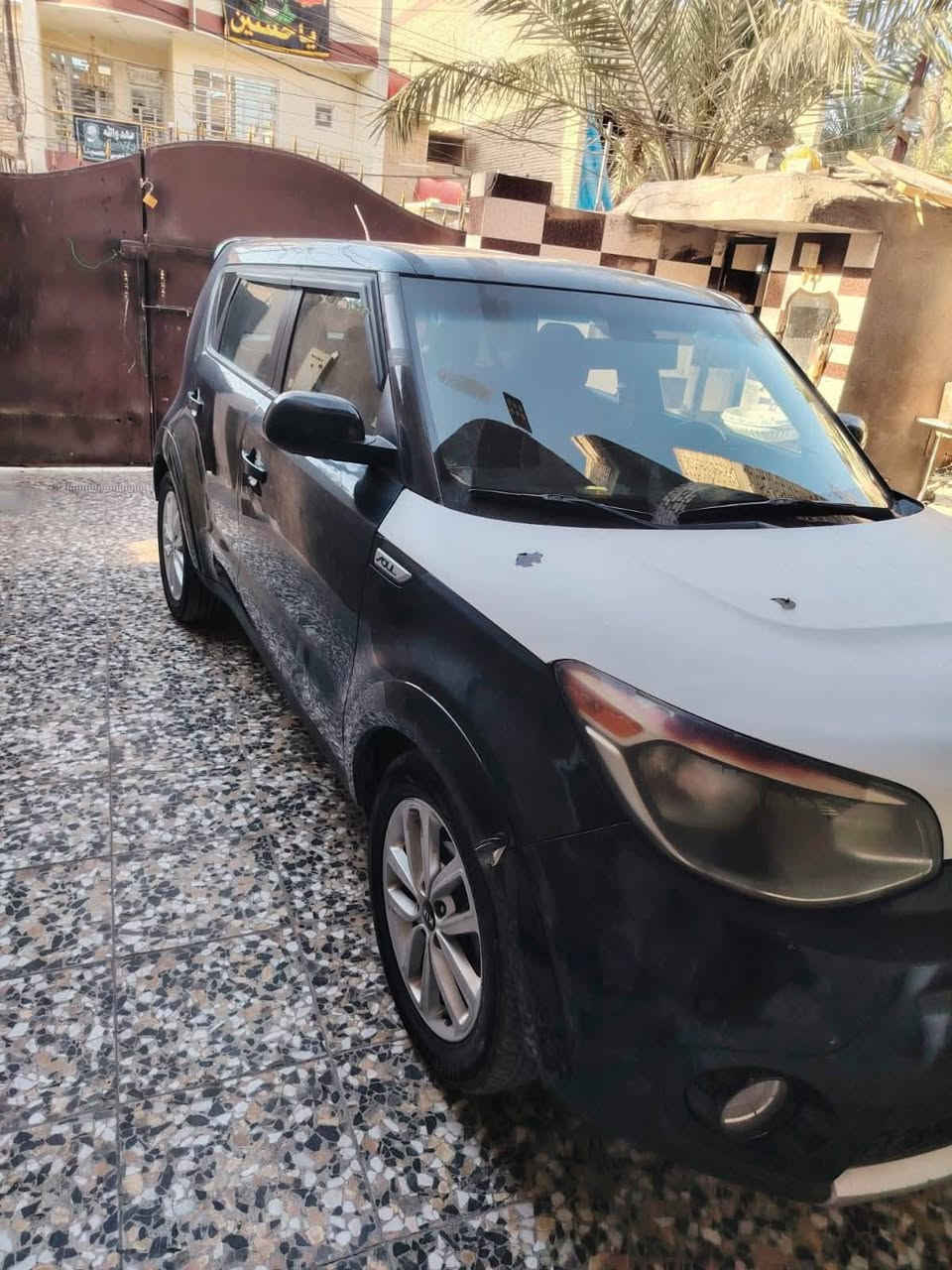 بسم الله الرحمىن الرحيم
من رخصة الادمن المحترم 

كيا صول رقم سليمانيه موديل 2017 مواصفات ستاندر المتعارف عليه السياره وكل تفاصيلها موجوده بالصور اسفل المنشور تريد تحويل تريد وكاله بخدمتك السياره وارد أمريكي ضرر بنيد ودعاميه بدون ايرباك مكفوله من ناحية الشاصي والباركيت ومكفوله من الايرباكات مكينه السياره 2000 جي دي آي مكان السياره بغداد البلديات 
رقمي للشراي فقط *********** حيدر 

السعر المطلوب بالسياره 135 ورقه وبيها مجال للشراي 

اؤكد شرط الفحص والتحويل
