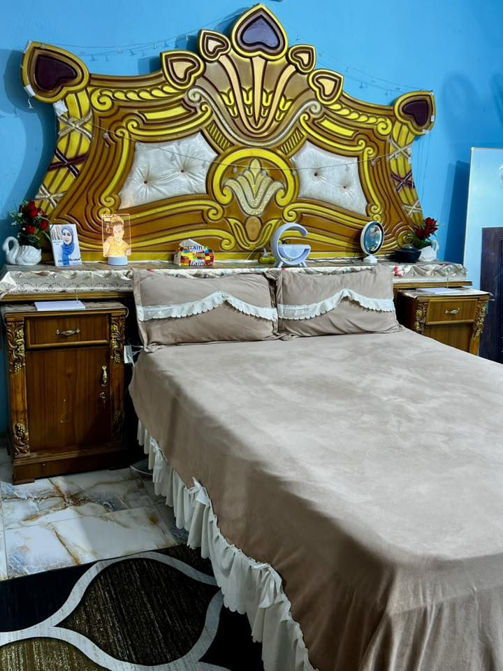 سلام عليكم اخوان عندي هاي الغرفه البيع  السعر/975 بيها مجال حك الجيه /العنوان ديالى بعقوبة كاطون الرحمة شارع الصحفية رقم الهاتف/***********
