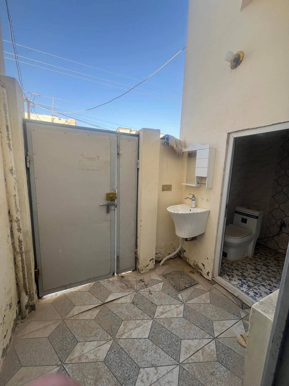 بيت ‏للإيجار مساحه 50 م
العنوان النجف مقابيل قريه الغدير علمود 280 يم اسواق الملوك 
سعر ايجار 200 وبي مجال 
الهاتف ***********￼
