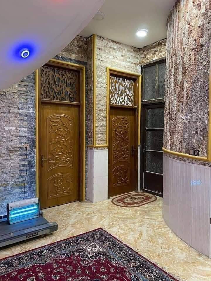 السلام عليكم
بيت للبيع طابو زراعي سند 25 مستقل
مساحه 400 متر مربع نزال 20*20 ركن
9 غرف 2 سويت 
بناء حديث صب مسلح طابقين 
الطابق الاول يحتوي على 
خمس غرف نوم اثنين منهم سويت
صاله 11*5 
استقبال كبير محيط بكل اجزاء البيت 
مجمع صحيات كامل 
مطبخ حار وبارد 
مناور عدد 3 محيطه بالبيت من كل الاتجاهات 
كراج البيت كبير مع مجمع صحيات خارجية
الطابق الثاني 
اربع غرف نوم 
مجمع صحيات كامل
استقبال كبير ع مساحه الطابق الثاني 
سطح اول وسطح ثاني 
واجهه حجر من التطعيم 
درج فرعوني اتجاهين 
نظام البيت منفصل الطابق الاول عن الثاني من حيث 
الماء والكهرباء والمجاري 
الموقع....شارع 80 خلف بانزين خانة الاضواء مباشرة
سابع بيت عن الشارع العام
***********
