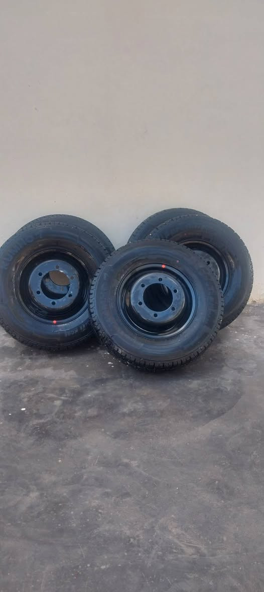 سلام عليكم  تايرات مال كيا فحل  حجم 13ماشيه شي قليل ***********
