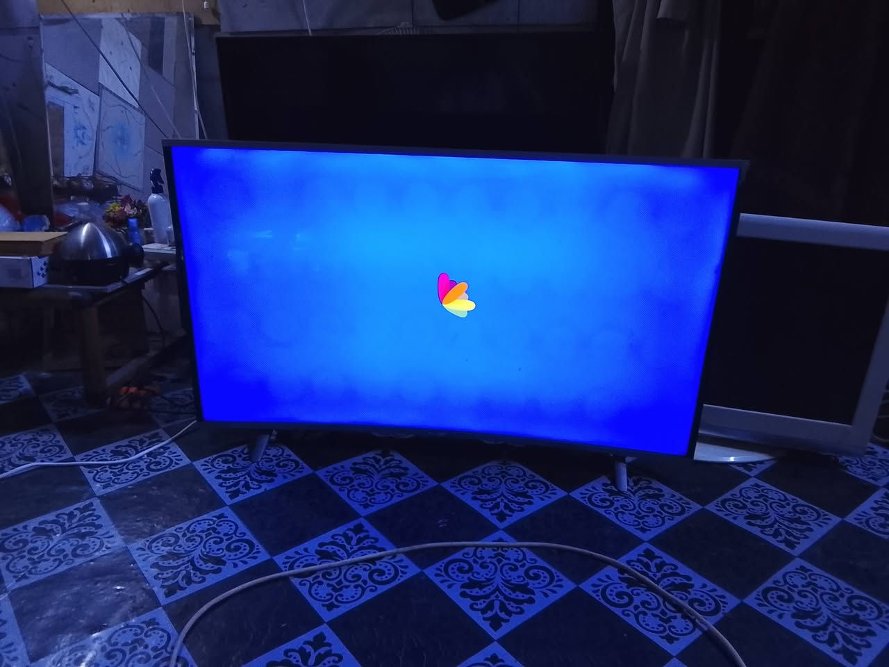 شاشه حجم 55شاشه ضد الكسر مقوس انترنيت نضافه فول ***********اكو وساب
