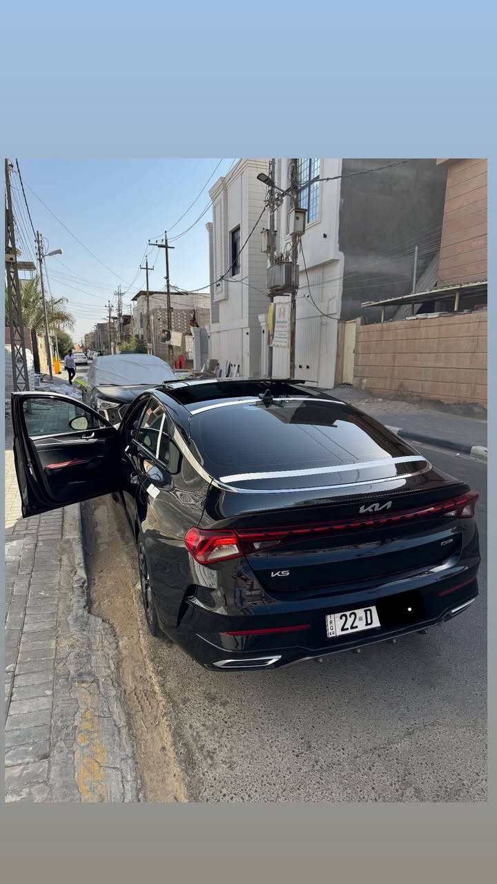 سلام عليكم كيا K5 جيتي لاين موديل 2023 رقم اربيل حادثها قطعه وحده صبغ لبنيد فقط شاصي لغد كفاله ولباقي كفاله بيها مكانين بارد ع كد صبع دواخل احمر 
 182 ووبيها مجال كلش قليل مكان سياره بصره *********** 
مواصفات الجيتي لاين معروفه 

محرك 1.6 لتر تيربو
 • قوة 180 حصان 
 • گير أوتوماتيك 8 سرعات
 • نظام دفع أمامي FWD
 • وضعيات قيادة Smart / Eco / Normal / Sport
 • ويلات رياضية 18 إنج
 • إضاءة أمامية LED
 • إضاءة نهارية DRL
 • سقف بانوراما
 • مرايا كهربائية مع إشارات
 • شاشة وسطية 10.25 إنج
 • Apple CarPlay
 • Android Auto
 • شاشة عدادات رقمية
 • مقاعد جلد GT-Line
 • مقعد السائق تحكم كهربائي
 • تشغيل بصمة (Smart Key)
 • تشغيل عن بعد
 • شحن لاسلكي للموبايل
 • مكيف أوتوماتيك ثنائي
 • حساسات أمامية وخلفية
 • كاميرا خلفية
 • نظام الثبات الإلكتروني ESC
 • ABS مانع انغلاق الفرامل
 • Auto Hold
 • حساس النقطة العمياء
 • تنبيه الخروج عن المسار
 • وسائد هوائية متعددة
