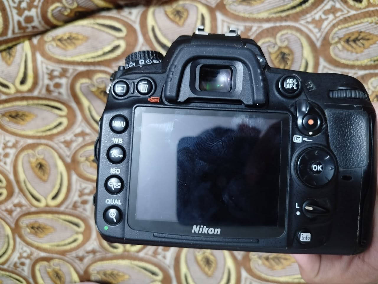 كامره نيكون D7000 الكامره نظيفه
وياها زوم 70-300 وشاحنه 
مكاني حله سعرها 400 وبيها مجال 

***********
