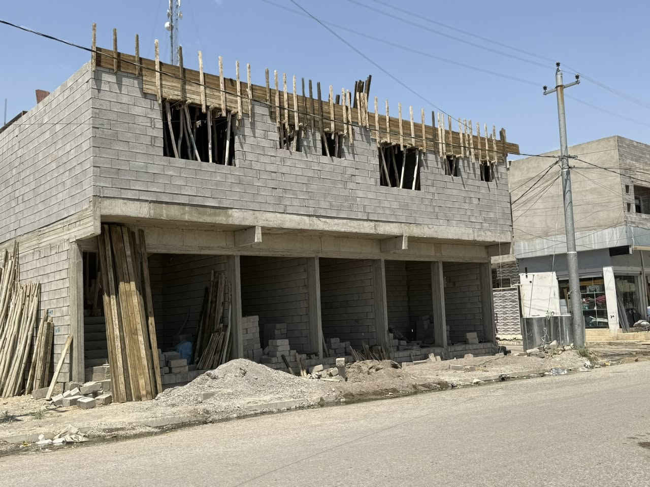 🛑 اعلان رقم 11
للبيع للبيع للبيع للبيع 

عمارة تجارية للبيع قيد الإنشاء 🔨⚒️

على شارع 20 ركن مساحتها 150 م 🏢

تحتوي العمارة على 5محلات 2شقتين 1دار ارضي 🏘️

الوارد الشهري 1250  💸💸

للاستفسار الاتصال على الأرقام التالية:

📞***********

📞0777738199

أو زياره المكتب حي السماح ال 90 شارع بنزيخانه المشاعل ⛽️

مكتب بصمة للعقارات والمقاولات العامة 🏢
