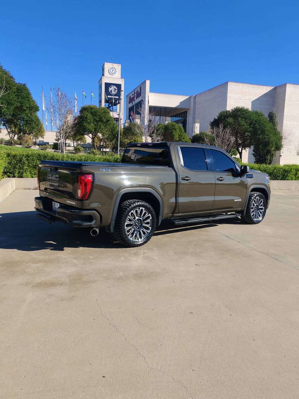 جمسي 2023 سيرا Elevation لون مميز 🫒🫒
📍 نوع: 4 سلندر تيربو
📍 السعة: 2.7 لتر
📍باب طويل بودي قصير
📍 القوة الحصانية: حوالي 310 حصان
📍 العزم: حوالي 430 نيوتن·متر
📍 نوع الوقود: بنزين
📟 عداد 32000 Mil
 🛻 ضرر بس جملخ امامي بدون دواغل بجم كبس

⸻ 💲 سعر 37500 $

⚙️ ناقل الحركة والدفع
 • ناقل حركة: أوتوماتيك 8 سرعات
 • الدفع:
 دفع رباعي (4×4) 
📍مكان السياره أربيل 

🚀 الأداء

✔️ استجابة جيدة من التيربو في السرعات الواطئة
✔️ أداء قوي ويكفي للاستخدام اليومي + السحب الخفيف
✔️ تسارع سلس مقارنة بمحركات 6 و 8 سلندر
⛽ استهلاك الوقود (تقريبي)

📌 داخل المدينة: 9–10 كم/لتر
📌 الطريق السريع: 11–12 كم/لتر

🔹 أفضل من محرك V8 من حيث الاقتصاد

📱 التجهيزات المتوقعة

🔹 شاشة لمس كبيرة
🔹 دعم Apple CarPlay و Android Auto
🔹 أنظمة أمان:
 • تحذير من التصادم
 • حفظ المسار
 • مثبت سرعة
🔹 أنظمة مساعدة سحب وحمل

🏁 مميزات محرك 4 سلندر تيربو

✅ اقتصاد وقود أفضل
✅ عزم ممتاز من الدوران المنخفض
✅ أداء كافي للاستخدام اليومي والرحلات
✅ وزن أخف يساهم في الراحة 
للأستفسار اكثر

📞  ***********
