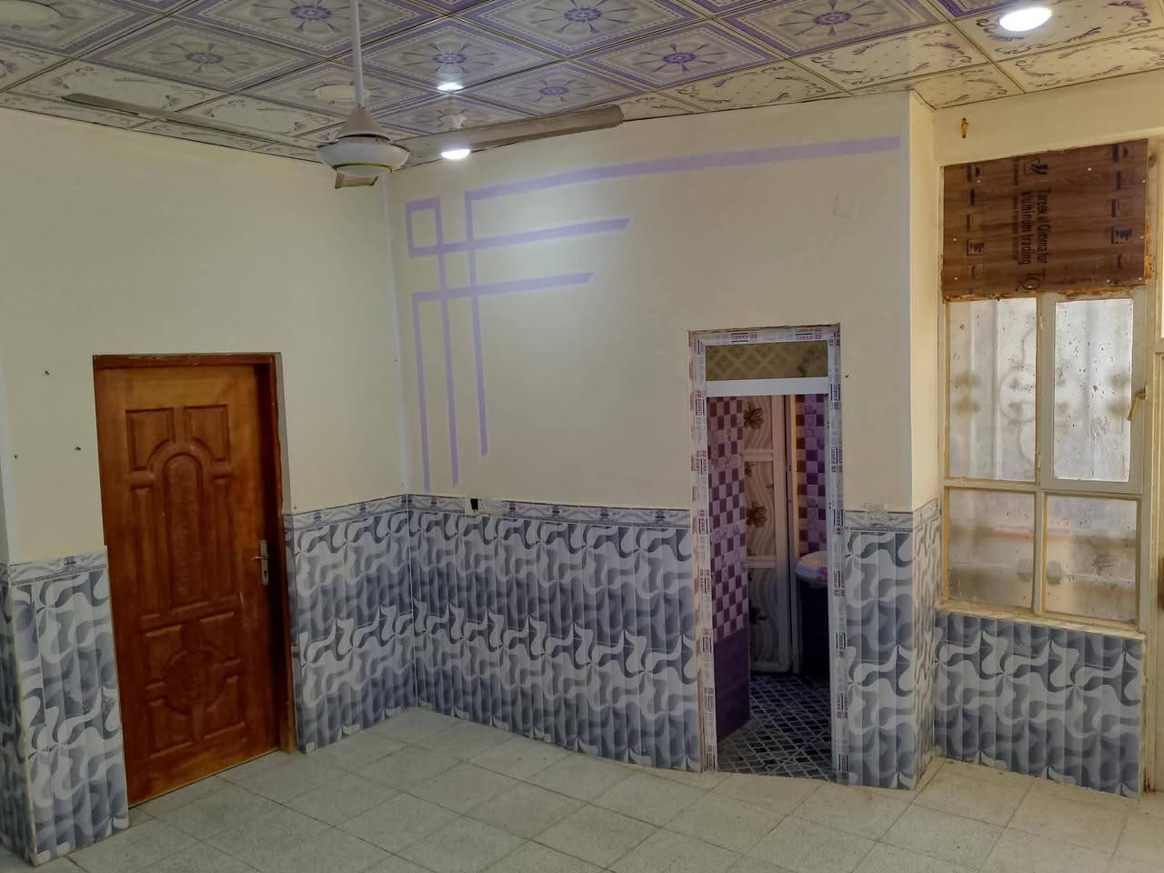 السلام عليكم 
بيت للبيع مساحه ١٢٥ م طابقين نظام شقه منفصله بدرج خارجي ممكن يرجع بيت واحد لان الدرج الداخلي موجود بالبيت الارضي تفاصيل البيت ٣ غرف نوم ... استقبال ... هول عدد ٢ ارضي و طابق ثاني .. مطبخ عدد ٢ ارضي و طابق ثاني .. صحيات عدد ٣ داخليه و خارجيه و طابق ثاني .. البيت جاهز للسكن حاليا فارغ تستلم مباشرتاً .. مكان البيت منطقه ٣٦ جهه معمل المرور قرب مدرسه البيت العتيق مقابل الساحه شارع ١٥ الرئسي متوفر كافه الخدمات كهرباء ماء تبليط مدارس ابتدائيه و متوسطه للمعلومات اكثر اتصال ***********
