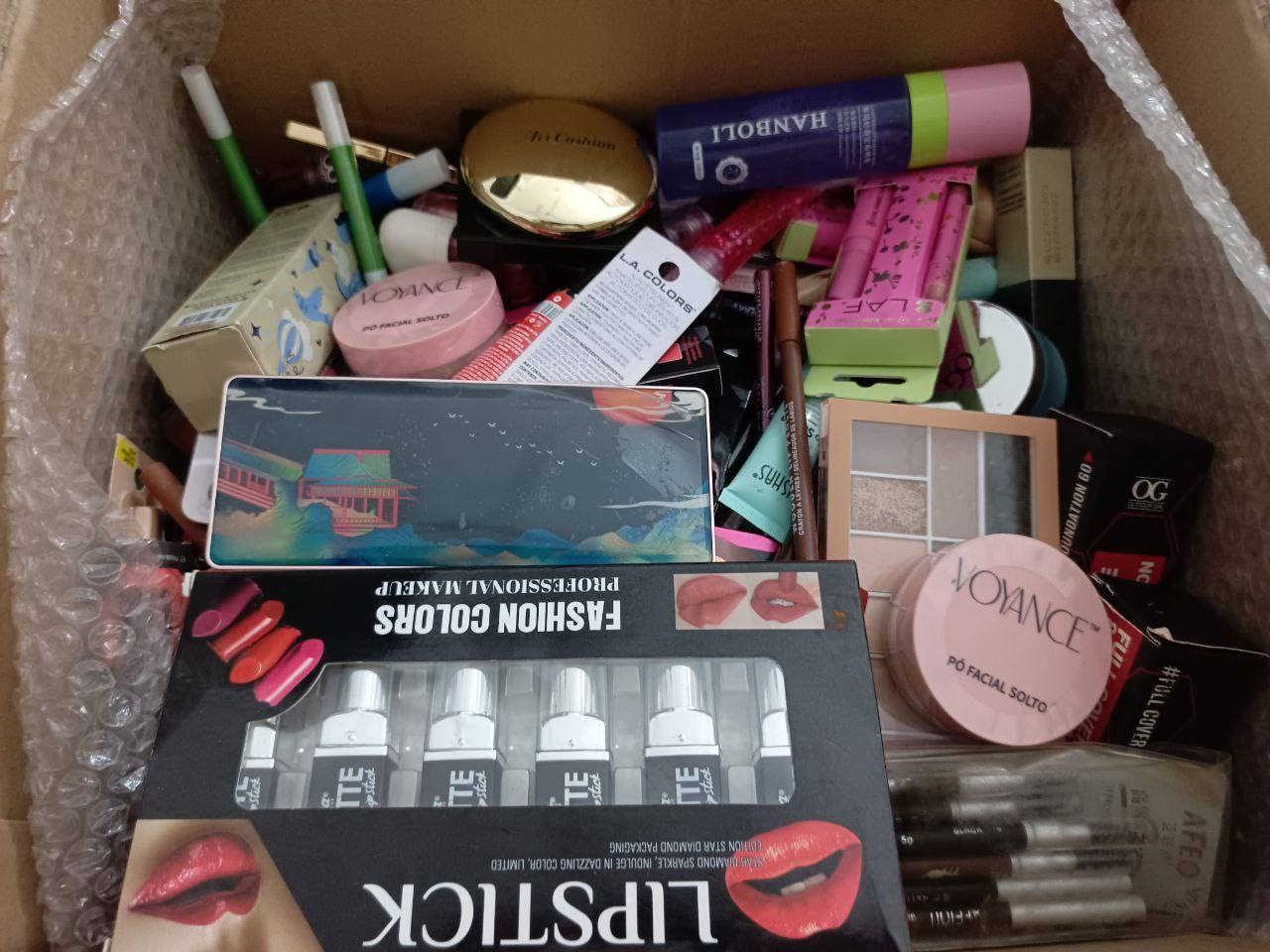 عرض على اخر كارتونة مكياج اصلي
الكارتونة بيها اكثر من 200 قطعة 
سعر الكارتونة 100 الف و التوصيل مجاني
لحجز الكارتونة ***********
