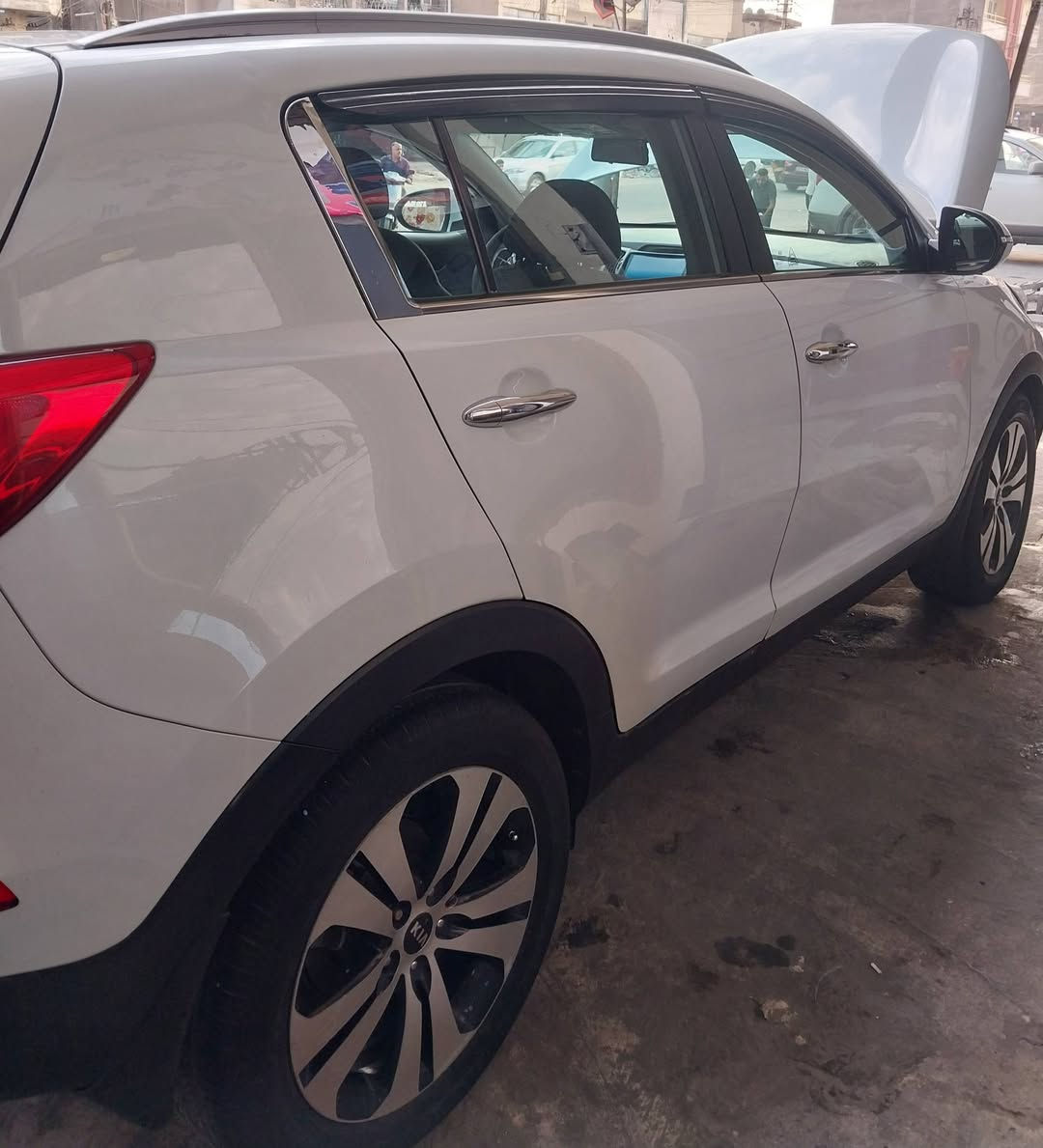 السلام عليكم...سبورتج موديل ٢٠١٤ محرك ٢٠٠٠ دوش... بانوراما شاشه..كاميرا..حساس..مري شفط و اشاره...بصمه..بصمه أبواب..رقم بغداد دولي بأسمي...صبغ ٤ قطع ابيع حزام 
السعر :١٣٥ بيه مجال قليل
مكاني:بغداد الجديده 
للاتصال:***********
