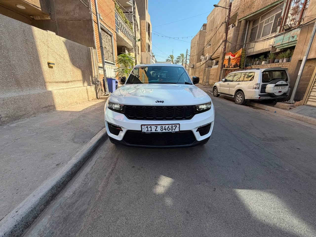 سيارة جيب كرانـد شيروكي التيتيود  بلاك ادشن خليجي موديل 2024 محرك 3.6 لتر 6 سلندر مع نظام دفع رباعي 4x4سعة السيارة 5 راكب ضمان شركة هارلم 

السيارة ماشية 9,700 كيلو متر  
مغلفه ppf الامريكي GMC

السعر 380 ورقة 
السيارة مكفولة كفالة عامه 

السيارة موجوده بغداد / حي القاهرة ***********

المواصفات :
* رادار امامي مع مانع تصادم . 
* تحذير الخروج عن المسار . 
* تحذير النقطة عمياء  .
* نظام تحذير عند التقاطعات. 
* شاحن موبايل وايرلس. 
* ويل قياس 20 انج .
* فتحة سقف . 
* لوحة القيادة بقياس 12 أنچ. 
* كير شفتر بالستيرن . 
* كاميرا خلفية. 
*شاشة كبيرة 10.1 أنج
* المصابيح الأمامية زنون .
* كشافات الضباب زنون . 
* دخول ذكي. 
* تشغيل عن بعد .
* الصندوق الخلفيي كهربائي .
* فرش المقصورة الداخلية من الجلد والشاموا .
* مقعد السائق كهربائي .
* المقاعد الأمامية تدفئة .
* حساسات خلفية . 
* دوسات جانبية .
* مكيف خلفي . 
* تدفئة مقود القيادة . 
* مانع تصادم خلفي .
* بلوتوث تلفون . 
* محدد سرعة . 
* نظام التشغيل والإطفاء الاوتوماتيكي .
