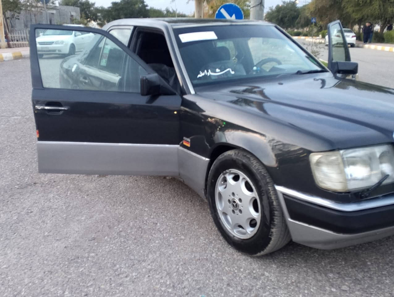 بسم اللله تبارك الرحمان 
اقره التفصيل وخادمك اني 
مارسدس دب موديل 92 اصل 
محرك 3000ديلكو قبق ابيض الي يعجبك شلعته صدر وعرفانه جدديد كهرباء كله شغال ايبس شغال فتحه صقف سنتر لوك كشنات وبطان كله بلاد تخم تايرات وياله حاويه لوك قوعد الدبل نضاف مصبوغه جماليه بدون ضرر تبريد شغال ويه سويج رقم اسلمانيه دولي سنويه جديد لحد 2028بشرط تحول اخون ساكن كفري سعر 63وبي مجال خادم ***********
