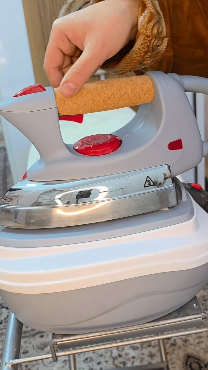 مكواة بخار احترافية مع قاعدة توليد بخار (Steam Station)
السعر 60 الف مع التوصيل خمسة لكل المحافظات للطلب مراسلة الصفحة 
الاستخدامات

كيّ جميع أنواع الملابس والأقمشة الثقيلة والخفيفة.

إزالة التجاعيد العميقة بسرعة بفضل ضغط البخار.

كيّ عمودي للستائر والملابس المعلّقة.

مناسبة للاستخدام المنزلي المكثف.

المميزات

القدرة الكلية: 2000 واط

قدرة المكواة: 800 واط

قدرة الغلاية (قاعدة البخار): 1200 واط

نظام Steam Station بمرجل منفصل لتوليد بخار قوي ومستقر.

ضغط البخار: 3 بار.

معدل تدفق البخار: حتى 40–50 غرامالدقيقة.

سعة خزان المياه: 700 مل.

قاعدة كي من الألمنيوم المصقول لانزلاق ناعم وتوزيع حرارة متساوٍ.

مقبض مغطى لعزل الحرارة وسهولة الإمساك.

منظم حرارة دائري على المكواة للتحكم بنوع القماش.

زر بخار مستمر + زر بخار يدوي على المكواة.

أزرار تشغيل مستقلة للمكواة وللغلاية في القاعدة.

لمبة مؤشر جاهزية البخار (Steam Ready).

غطاء أمان لخزان المياه (Safety Cap).

جاهزية سريعة: البخار خلال حوالي 5 دقائق.

إمكانية الكي الجاف أو بالبخار.

جهد التشغيل: AC 220–240V  50–60Hz.

محتويات الصندوق

مكواة بخار RAF.

قاعدة توليد بخار (Steam Station).

خزان ماء مدمج في القاعدة.

خرطوم بخار متصل.

كتيّب تعليمات.

الملاحظات

يُفضّل استخدام ماء نظيف أو مفلتر لإطالة عمر الغلاية.

غير مخصصة للاستخدام التجاري الصناعي.

يُترك الجهاز ليبرد قبل التخزين.

قياس الكارتون: الطول: 40 سم  العرض: 34 سم  الارتفاع: 15 سم

طول سلك الكهرباء: 130 سم.

طول خرطوم البخار: 115 سم.


**إذا كنت صاحب هذا الإعلان وتريد حذفه لأي سبب، رجاءا أرسل رسالة إلى الدعم الفني**