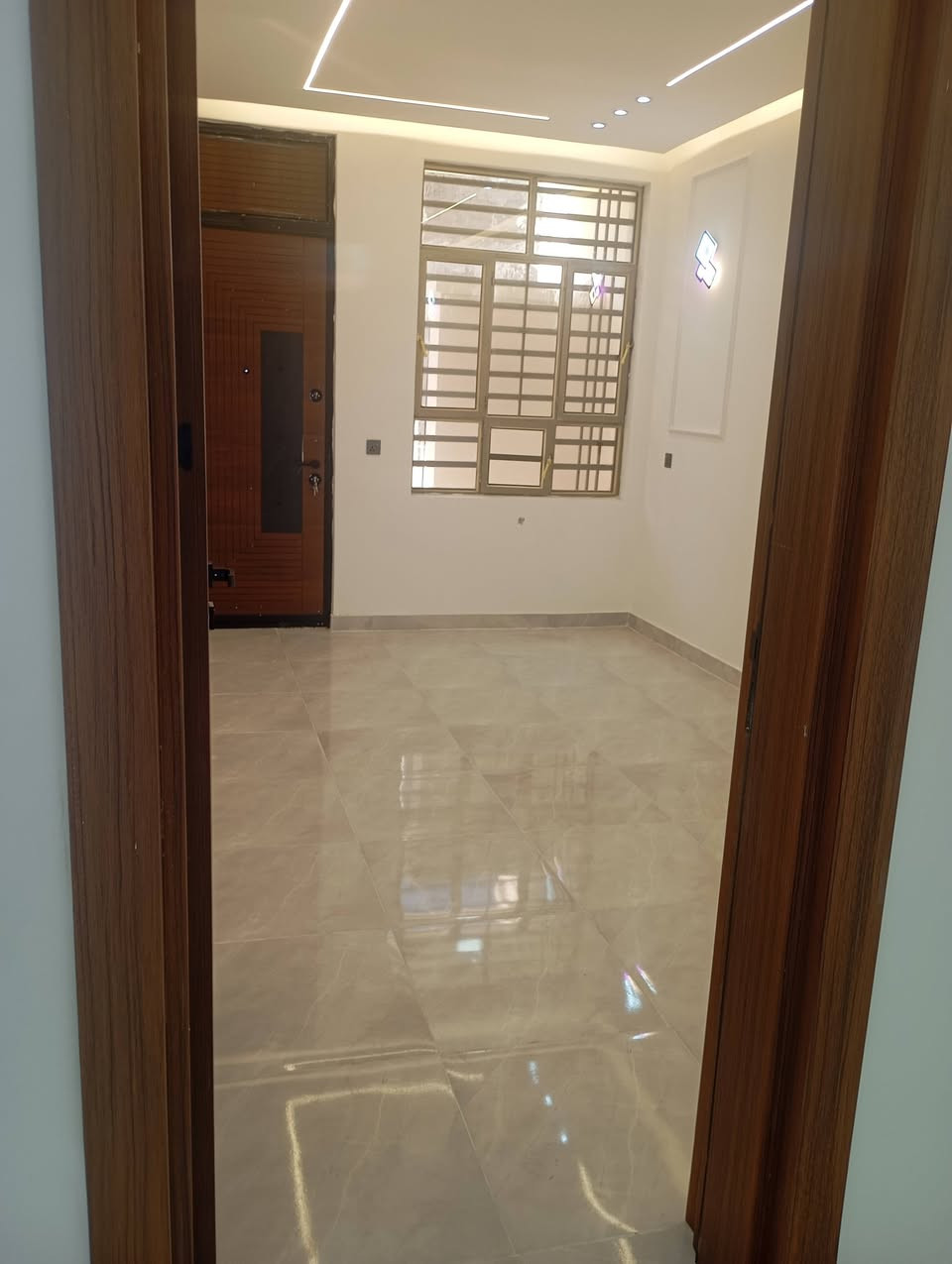 السلام عليكم دار للبيع المساحه 100 متر الدوره البعيثه مجمع العيثاوي خامس فرع من الشارع العام طابق ونص اثنين نوم وصاله ومطبخ وحولي وبيتونه جبيره ومنور وعدد صحيات ثلاثه البيت نظام كاميرات جبسون بورد ابواب تركيه محجر المنيوم تركي شبابيك تركيا الدار باسمي مباشر تنازل شركه السعر117 وبي مجال للاستفسار اكثر الاتصال على الرقم ***********
