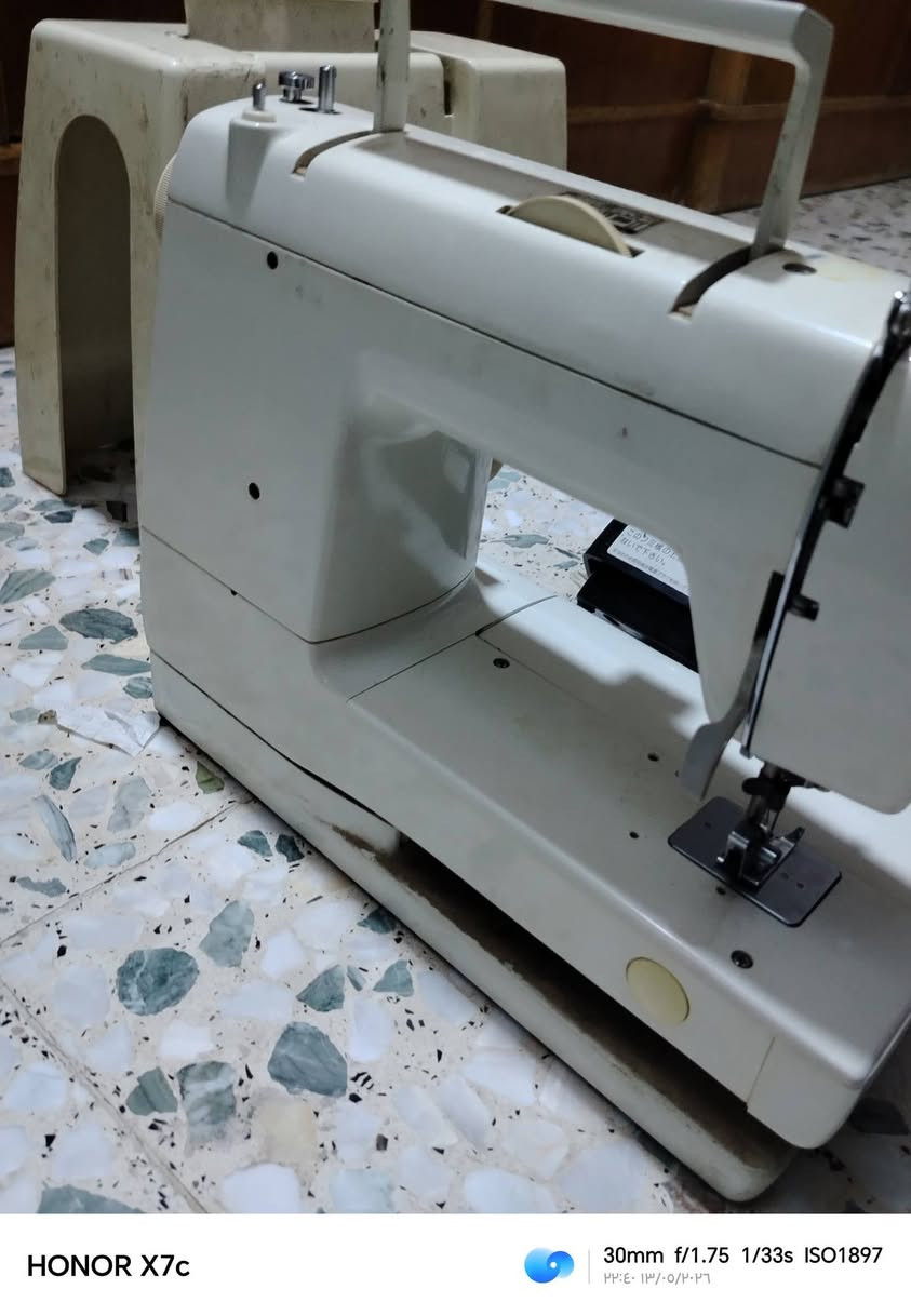 سلام عليكم مبرده اللبيع جديده السعر 90 و بيه مجال و مكينه خياطه هم جديده برذر سعره ١٨٥ و بيه مجال *********** مكان نجف الاشرف
