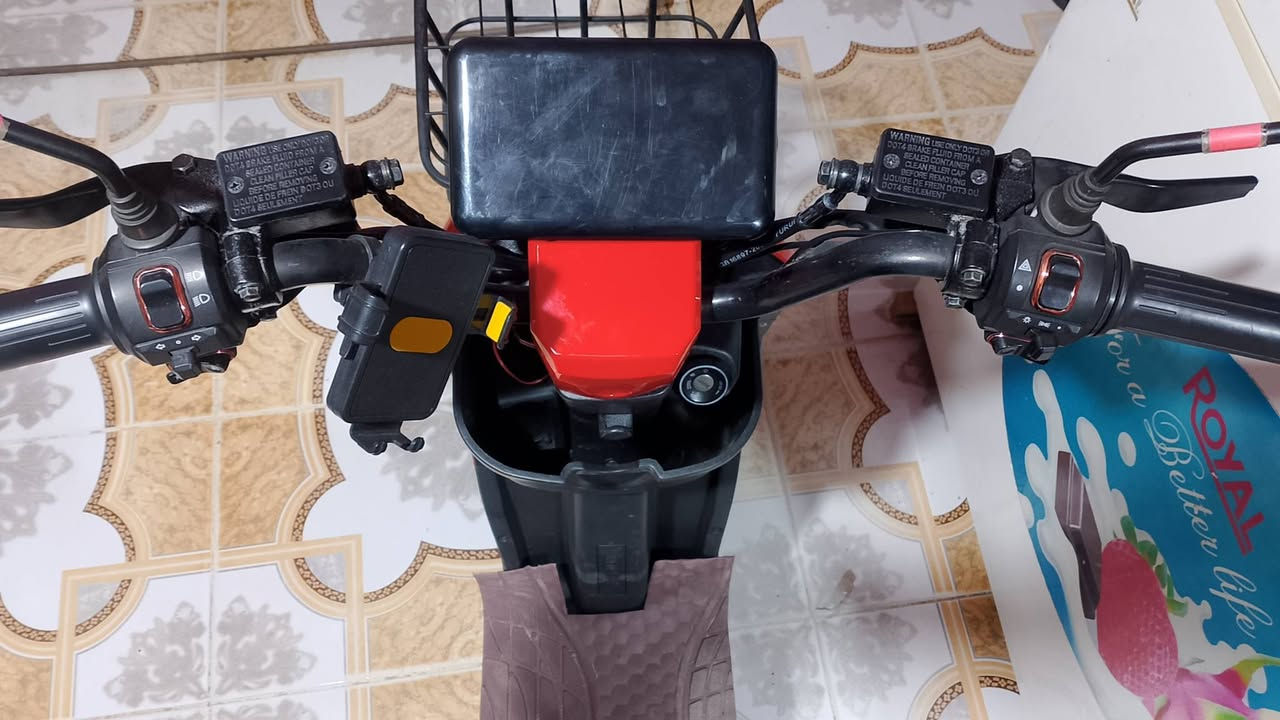 دراجه شحن R9 للبيع الكوري MR موديل 2025 للون أحمر وياها مكاتبه (وصل) دراجه كامله مكمله ونضيفه وجميع غراضها موجوده الي يريد يتصل على(***********)
