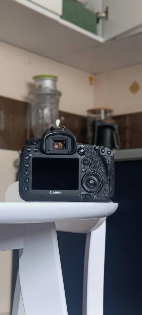 للبيع | Canon EOS 5DS – كاميرا نادرة ونظيفة جداً 
كاميرا Canon 5DS 50 mega pixels احترافية، استعمال شخصي خفيف، ما بيها ولا خدش وشغلها 100% 
مناسبة للمصورين المحترفين، الإعلانات، البورتريه، والستوديو.
 تجي كاملة مع:
 كاميرا Canon 5DS
 عدسة 50mm f/1.8 (عزل رهيب )
 عدسة 35–80mm
 شنطة خاصة
 ميموري 16GB
 3 بطاريات
 شاحن
 فلتر

 للتواصل: خاص / واتساب
اللي يعرف قيمة 5DS يعرف شنو يشتري


**إذا كنت صاحب هذا الإعلان وتريد حذفه لأي سبب، رجاءا أرسل رسالة إلى الدعم الفني**