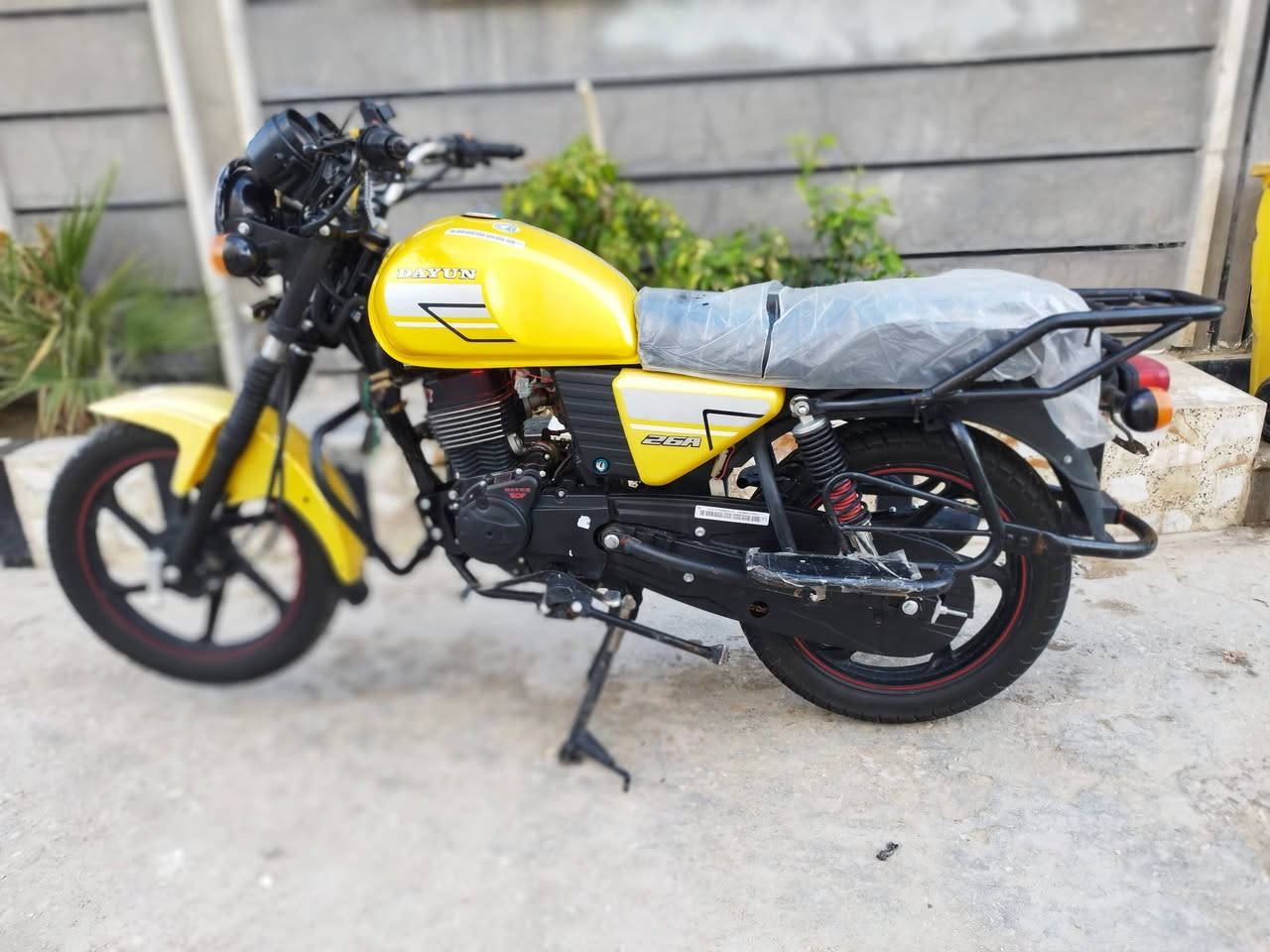 السلام عليكم ديون نفخ اوراق أصولي  موديل 2022مكينه 150 الدراجه كفاله عامه مابيه اي نقص الدراجه جاهزه من كلشي كهربائيات كلهه شغاله 💛***********💛
