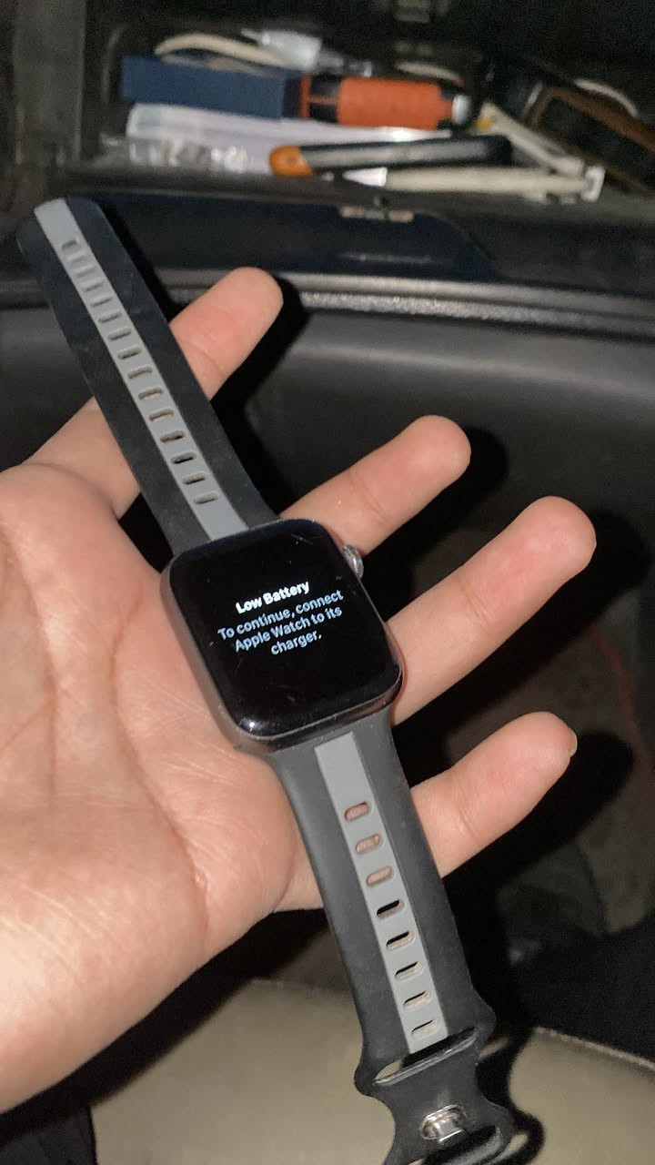 للبيع: ساعة آبل الجيل السادس (Apple Watch Series 6)
السلام عليكم، للبيع ساعة آبل أصلية بنظافة ممتازة وحسب المواصفات التالية:

 الموديل: Apple Watch Series 6 (الجيل السادس).

 المقاس: 44mm (الحجم الكبير).

 نوع الهيكل: ألمنيوم (Aluminum Case).

 صحة البطارية: 75% 

 الميزات: تدعم الشاشة دائمًا تعمل (Always-On)، مستشعر أكسجين الدم، تخطيط القلب (ECG)، ومقاومة الماء.

 الحالة: الساعة نظيفة وشغالة تماماً والمعاينة عند الشراء.

السعر: 200 ألف

مكاني بغداد الغدير


**إذا كنت صاحب هذا الإعلان وتريد حذفه لأي سبب، رجاءا أرسل رسالة إلى الدعم الفني**