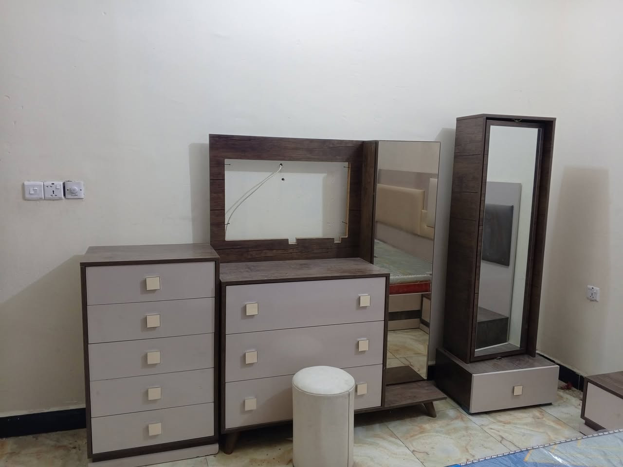 غرفه تركيا ثقيله جدا 10قطع  للبيع 950 معه الدوشك ممتواجد ع الفيس وات ساب فقط
***********,
