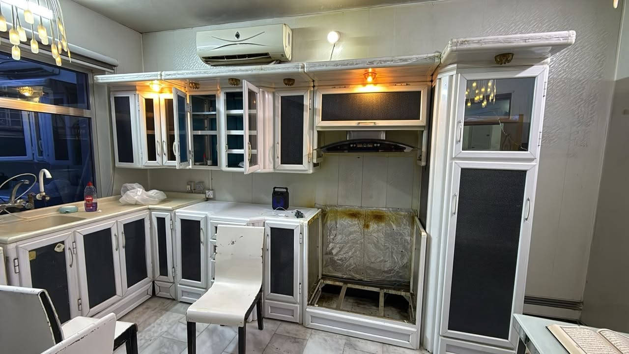 مطبخ للبيع بسعر مناسب جدآ جدآ 
من الخارج والداخل المنيوم نظافته مثل ما شوفها بالصورة
ويا ميز و6 كراسي السعر مناسب جدا  
العنوان بغداد حي القاهرة
الاتصال على الرقم ***********
