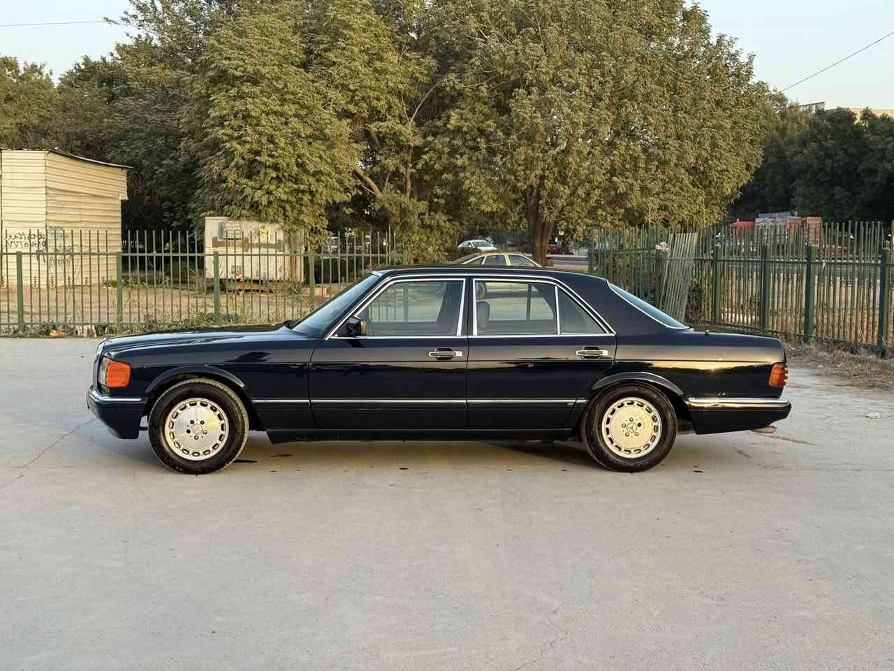 مرسيدس جامبو وارد يابان 300 se موديل 91 باب قصير اللون حبري محرك 6 سلندر بلاد قبق اسود ،، السياره مكفوله من الضربه والخياس ،، صبغ عام جماليه ،، كشرها كلش حلو 
محرك وكير ممتاز ،، صدر امامي خلفي جديد تبريد ثلج
كهربائياتها كلها شغاله ،، السياره مناقصها شي رقم انبار دولي مشروع وطني ،، المكان بغداد حي الجامعه 
السعر 78 ورقه 
***********
