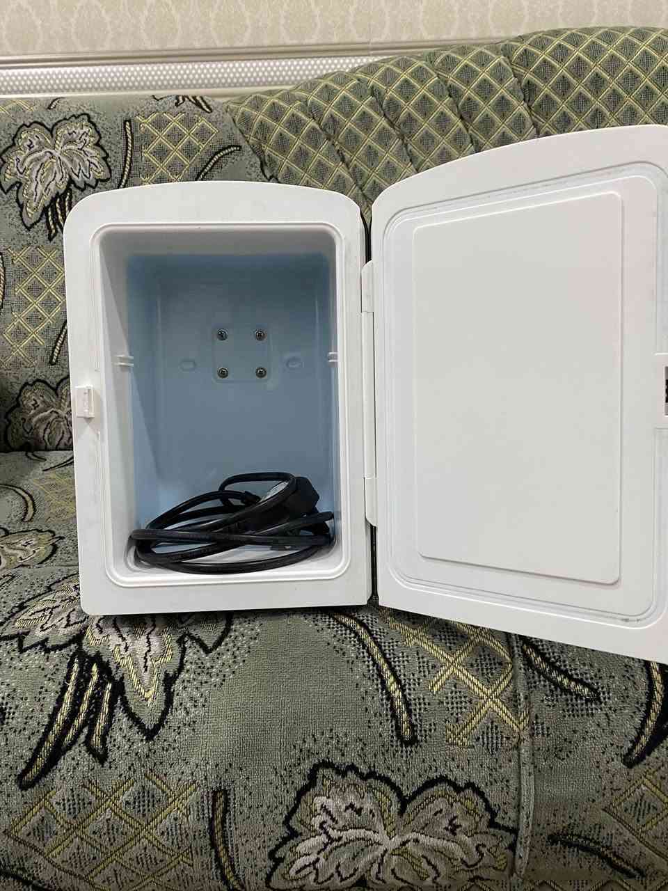 السلام عليكم عندي ثلاجه حجم صغير مال امزون اصلي للبيع
التواصل : على الخاص او***********
