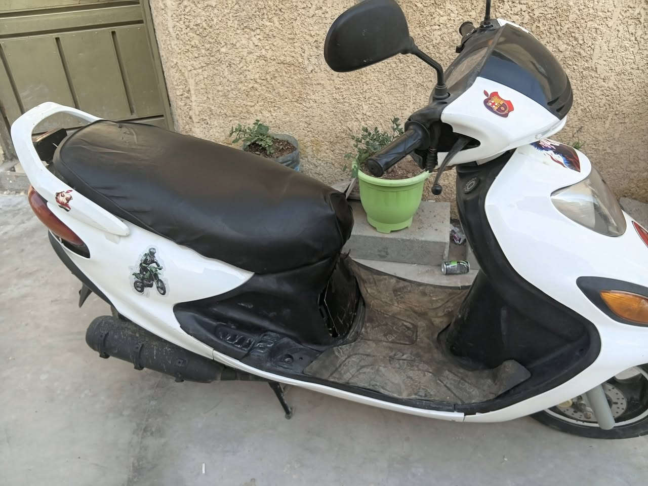 دولفين سرعة ١٤٠ الدراجة مفولة من كلشي سلف هندر يعني الدراجة رمبة قطع غيار وياهة زوج تايرات بطارية وكابريتر يابانية السعر ٣٠٠ الف بيهة مجال رقمي ***********
