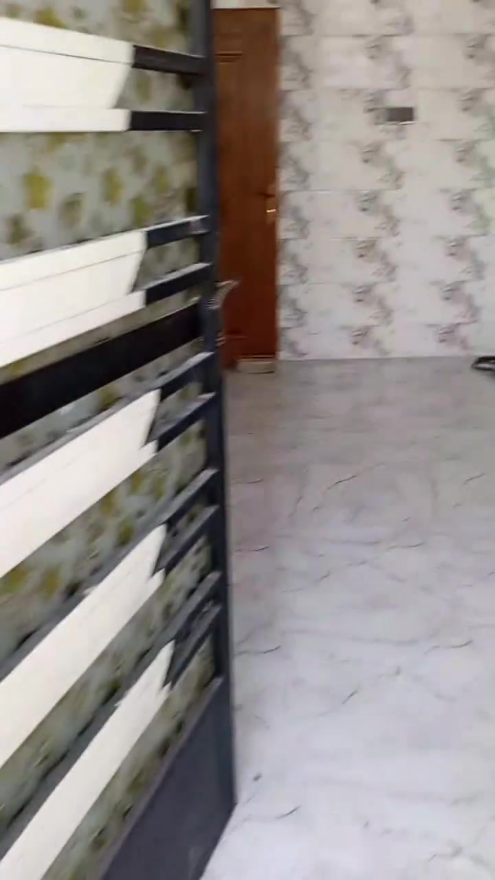 بيت للبيع طابقين يحتوي على ثلاثة غرف بناء حديث المساحة 100متر والجبهة خمسة ونزال عشرين السعر55 مليون وبي مجال المنطقة الحميدية رقم الهاتف: ***********
