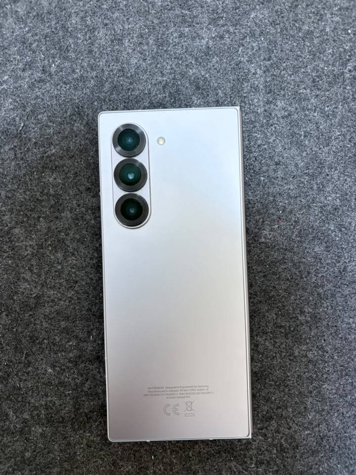 السلام عليكم 
للبيع 
samsung galaxy Fold 6 

نسخة الشرق الاوسط
ذاكرة ٢٥٦ 
الجهاز مكفول من العطل والتصليح 
نظافة تامة ( عدا خدش بسيط جدا بالهنج موضح بالصور ) 
كامل الملحقات

السعر ٨٥٠ الف 

التواصل اتصال او واتساب 
***********
