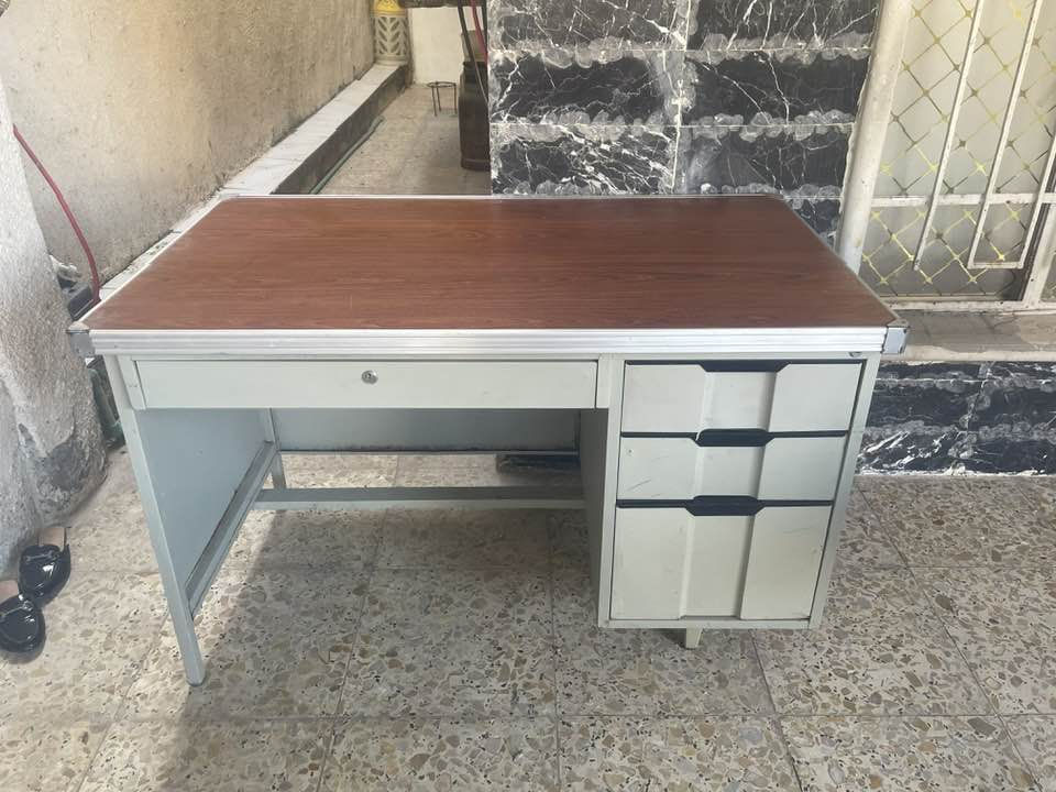 مكتب حديد مغبون ياباني نضيف جدا سعره ٧٥الف دينار الاتصال ***********
