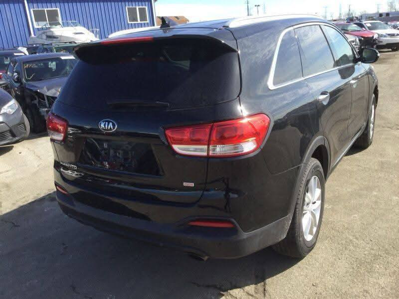 السلام عليكم
للبيع او مراوس

سورنتو2016

أمريكي ضربتها فقط الباب السائق ونفس معمر 

والجاملغ سرقة 

محرك أربع سلندر 2400
سبعة راكب 
سياره جاهزه من كلشي 

تخم تاير صارلي عشرة أيام من شديتها 

باتري صارله يومين 

رقم ديالى بسمي 

السعر 150بيهه مجال اذا اكو مراوس محتاج فرق 

مكاني ناصرية ***********
