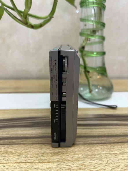 بعد اذن الادمن
راديو سوني 7600d ياباني الصنع ١٩٨٣-١٩٨٧
مواصفات 
١- اربع موجات fm-mw-Lw-Sw .
٢-يعمل على ٦ بطاريات قلم اربعة للراديو و اثنان للساعة .
٣- يعمل على محولة خارجية غير مرفقة معه .
٤- نظام رقمي
‏ (PLL Synthesized Tuning)
٥- 10 ذاكرة مبرمجة لحفظ المحطات .
٦- ساعة مدمجة .
٧- التوليف الدقيق يدويا للموجة القصيرة  Sw .
للحجز مراسلة الصفحة او واتساب على الرقم 
***********
#الجميع
