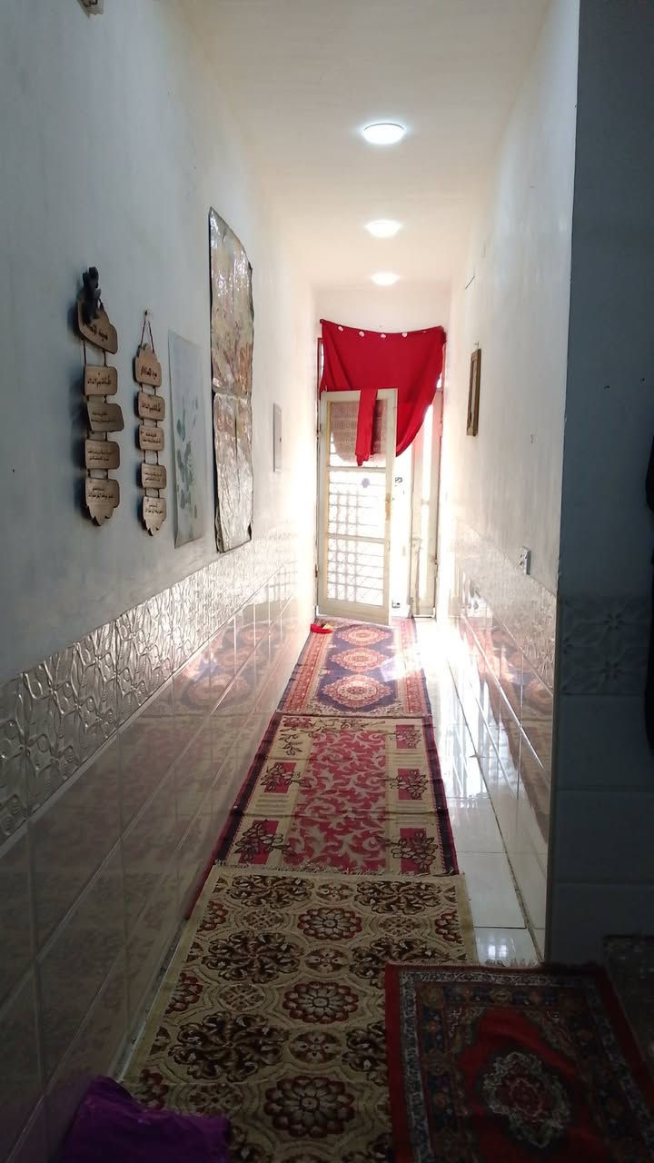 السلام عليكم بيت البيع قاطين قاط ثاني بس سكف مابي عنوان حي طارق القديم وره صيطره  ثانيه سعره 35 وبي مجال ***********
