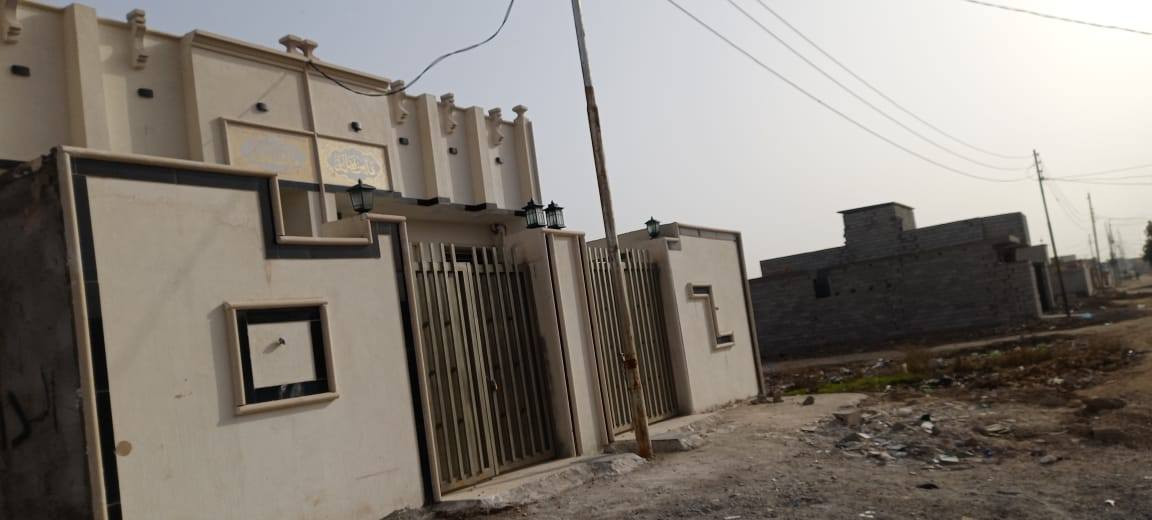 على بركة الله تعالى دار عدد ٢ للبيع  بيت جاهز لسكن ١٢٠ م واجه  ٦ في ٢٠ طابق واحد مرتب بناء حديث العنوان واسط العزيزيه حواس قرب شارع الصب   يبعد عن شارع ٤٠٠ م  والسعر ٣٥ بيه مجال  الواحد  لاستفسار مراساله الحساب ... صاحب الدار 🏠    ***********
