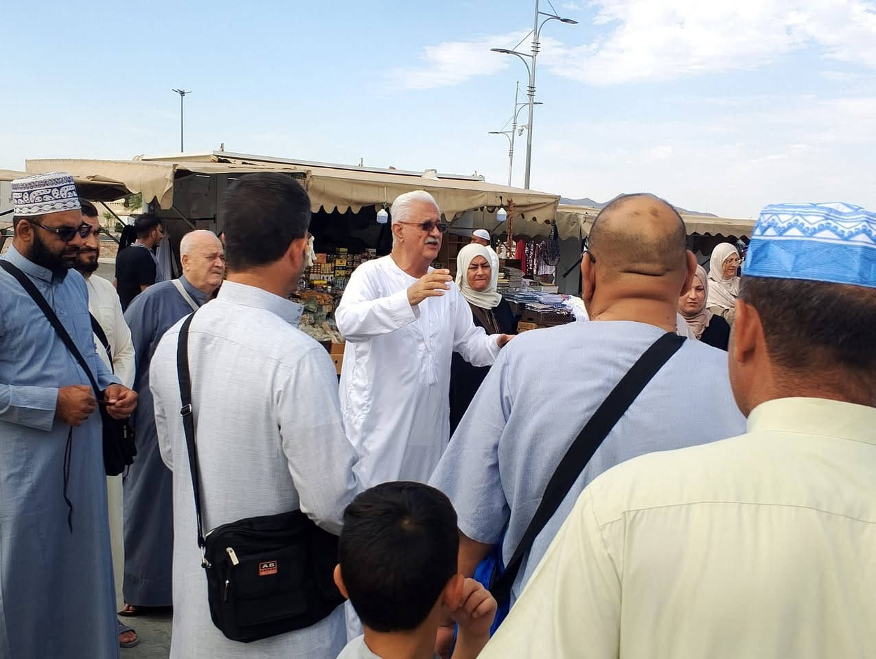 بعد التوكل على الله نعلن عن برنامج العمرة البر.وبتاريخ 7/7/2026 ان شاء الله وبأسعار كما يلي..
1-برنامج محبس الجن ب390دولار

2-شارع اجياد فندق رمادا دار الفائزين) 500 متر عن الحرم المكي او ابراهيم الخليل بمبلغ (500)دولار 

البرنامج.. 3 ليالي مدينة  (المركزيه) و٦ ليالي مكه يوم العاشر العوده 

البرنامج يشمل ضيافة طول الطريق ومبيت وفطور صباحي في (مزارع حايل) مزارات مكة والمدينة...ورحلة اختيارية الى جدة او الطائف..باصات حديثة 

لاضافة الطعام.. 

 ١٠٠دولار فطور وغداء بوفيه مفتوح..

*********** ..

بعد التوكل على الله نعلن عن برنامج العمرة البر.وبتاريخ 7/7/2026 ان شاء الله وبأسعار كما يلي..
